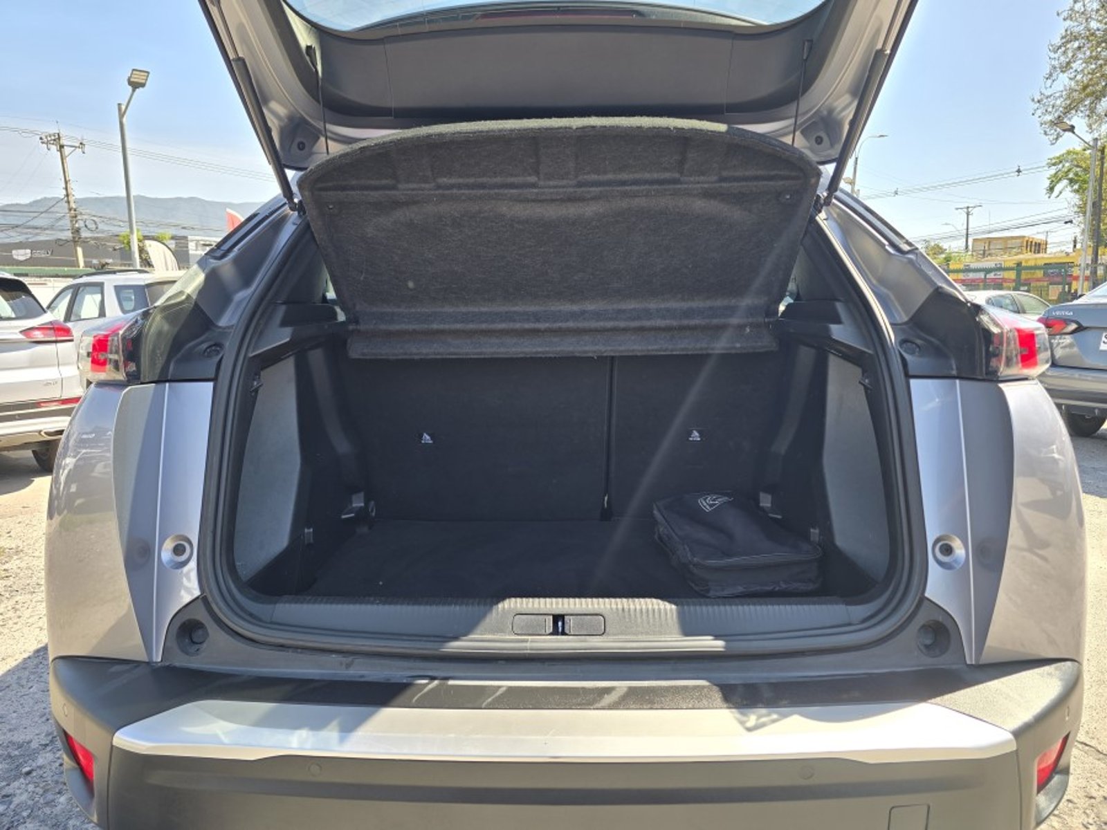 Peugeot 2008 BLUE HDI 130 EAT8 1.5 AUT 2023 - Imagen 3 de 5