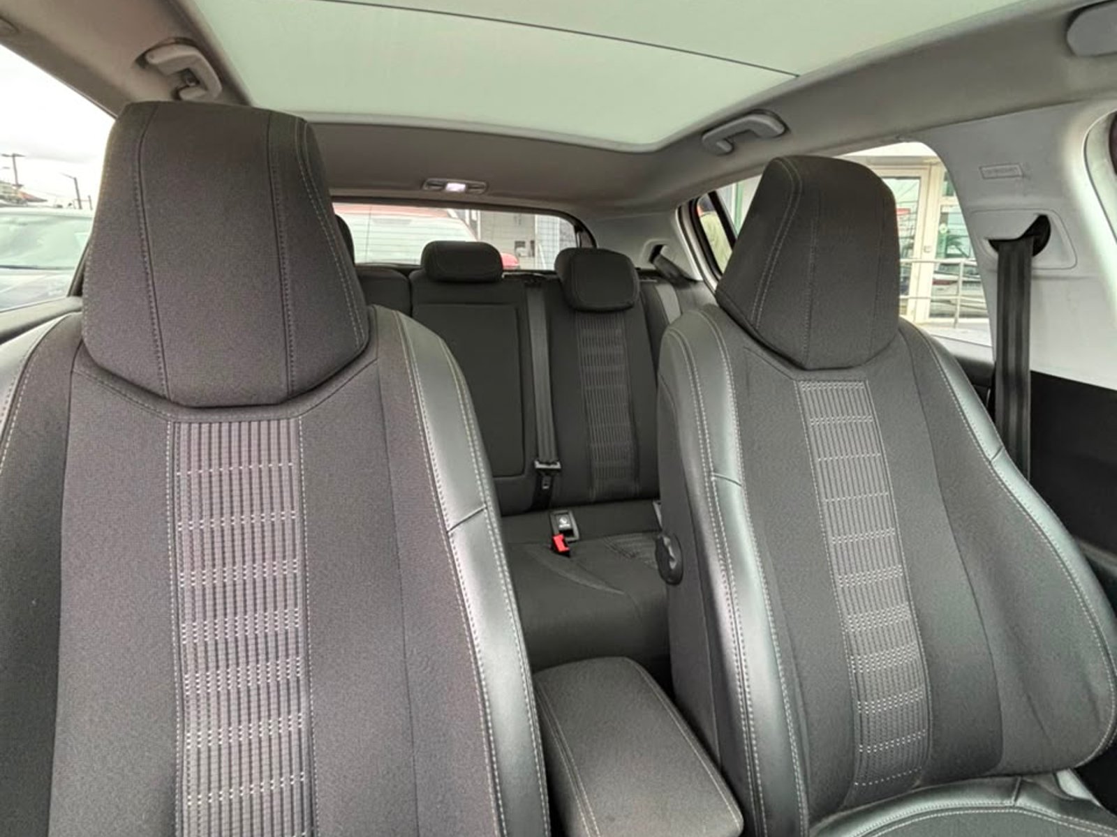 Peugeot 308 BLUE HDI 130 EAT8 1.5 AUT 2022 - Foto 4 de 7