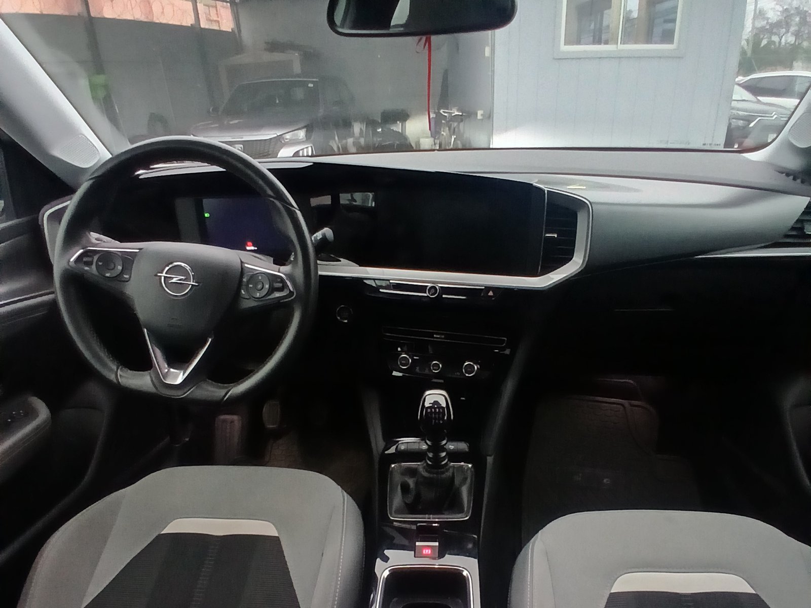 Opel MOKKA 4X2 1.2 2023 - Foto 2 de 4
