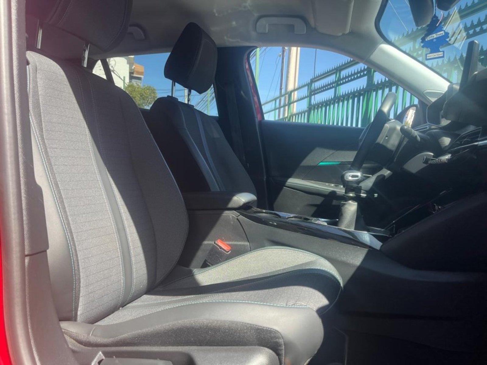Peugeot 2008 PURETECH 130 1.2 2023 - Foto 4 de 5