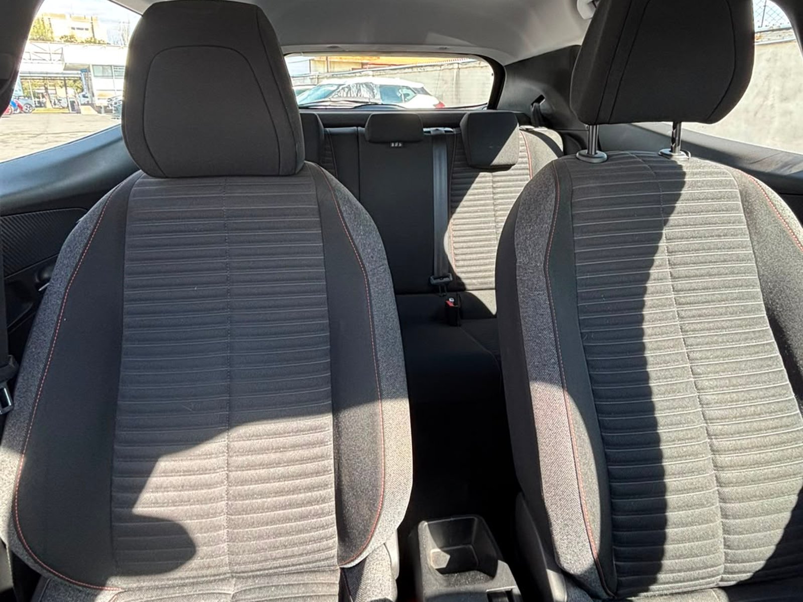 Peugeot 2008 PURETECH 130 1.2 2022 - Foto 4 de 6
