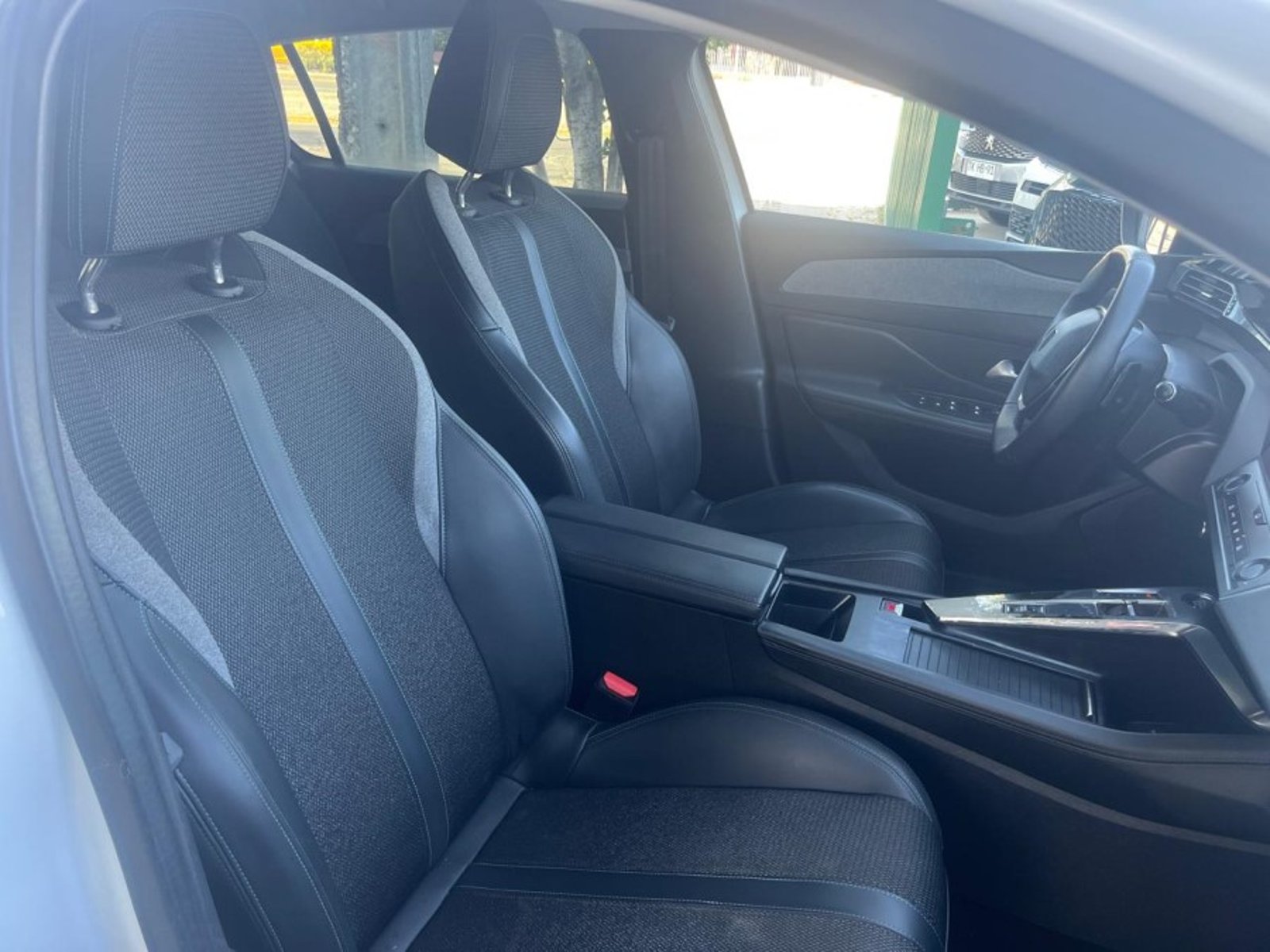Peugeot 308 PURETECH 1.2 AUT 2023 - Foto 4 de 6