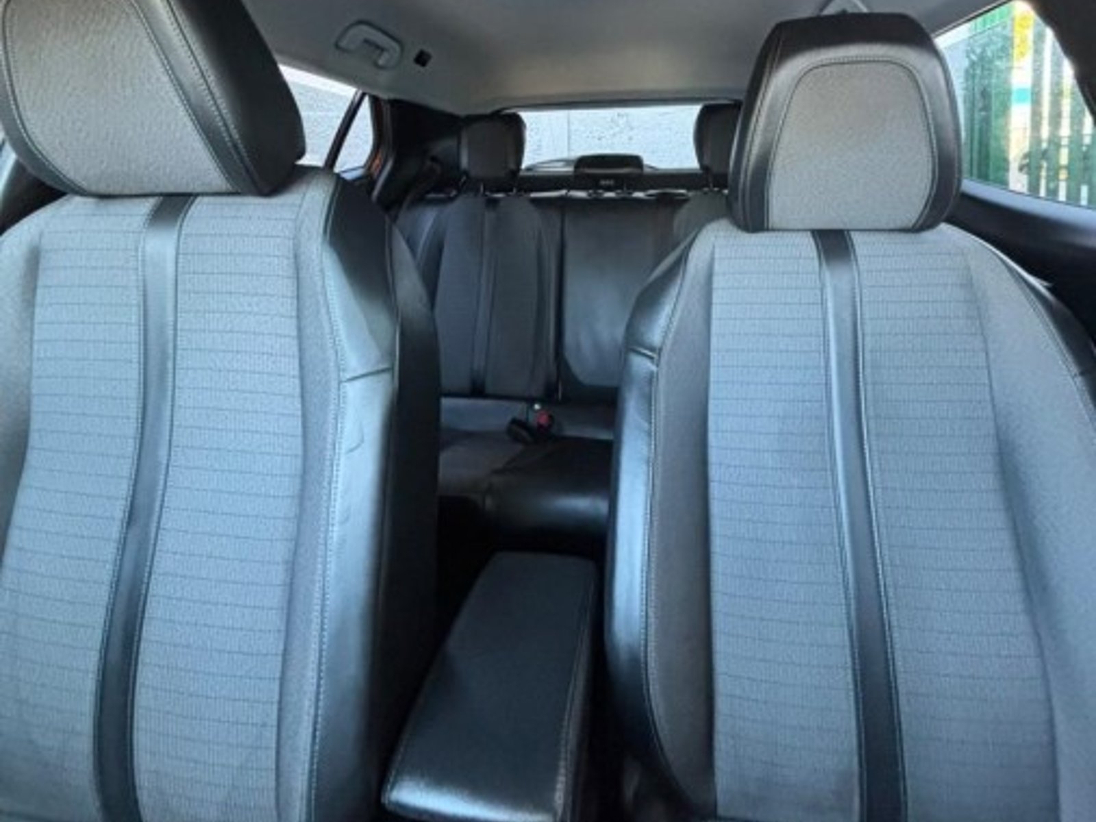 Peugeot 2008 BLUE HDI 130 EAT8 1.5 AUT 2022 - Foto 4 de 5
