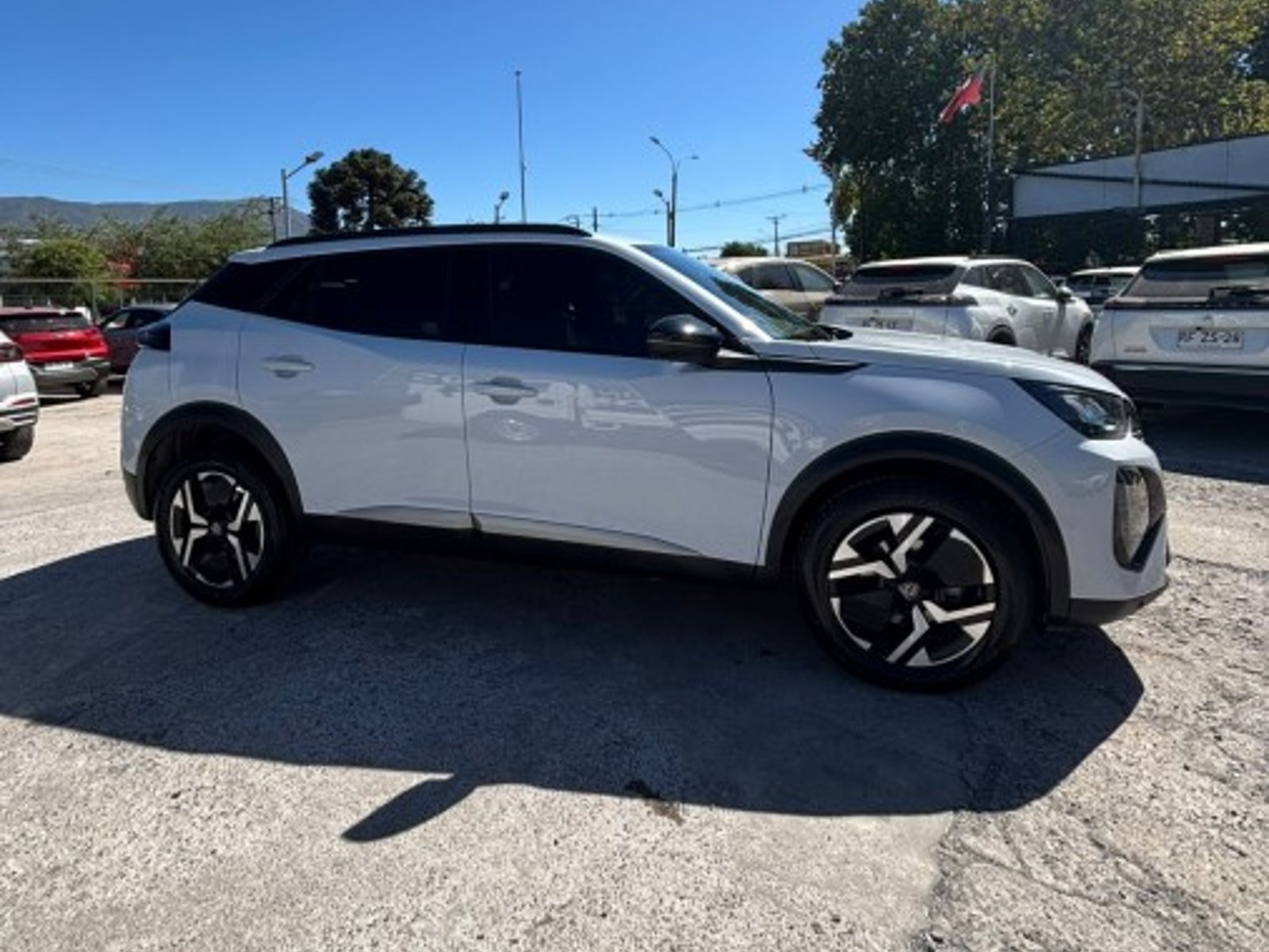 Peugeot 2008 ALLURE 130 1.2 2025 - Foto 3 de 9