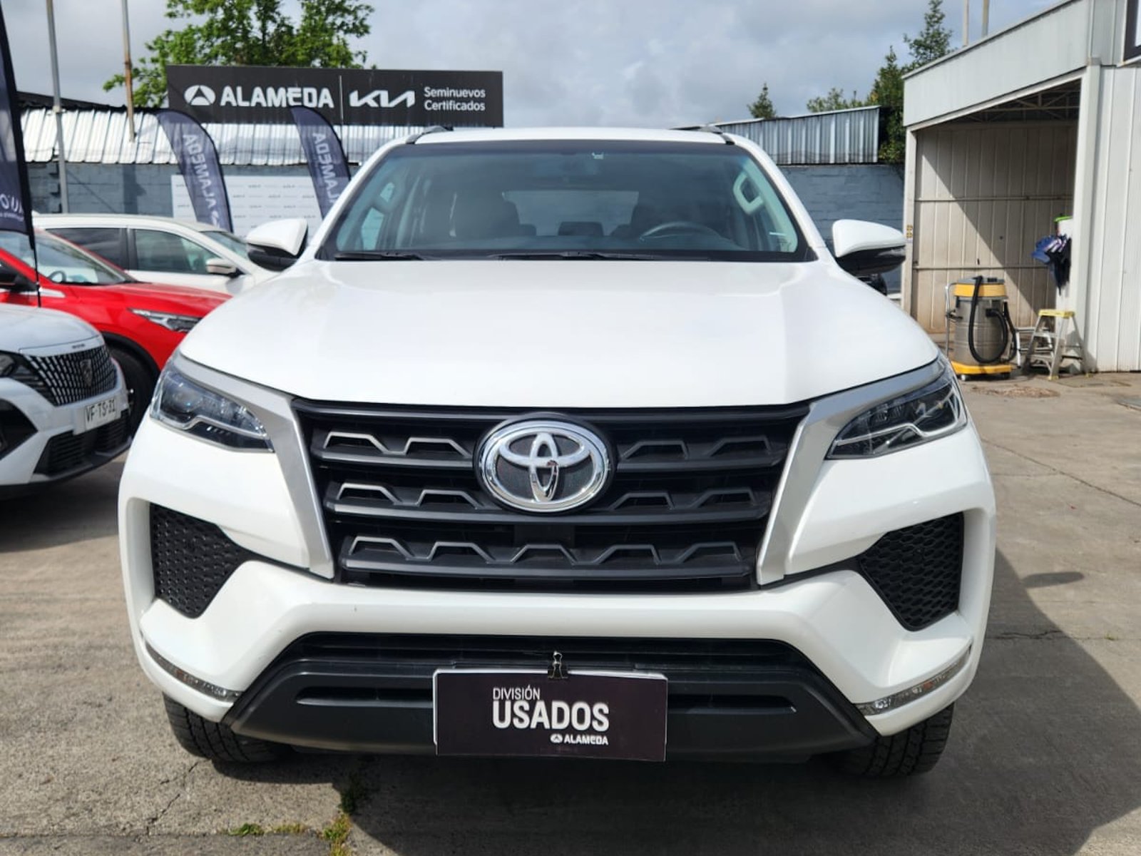Toyota FORTUNER 2.7 AUT 2023 - Foto 2 de 9
