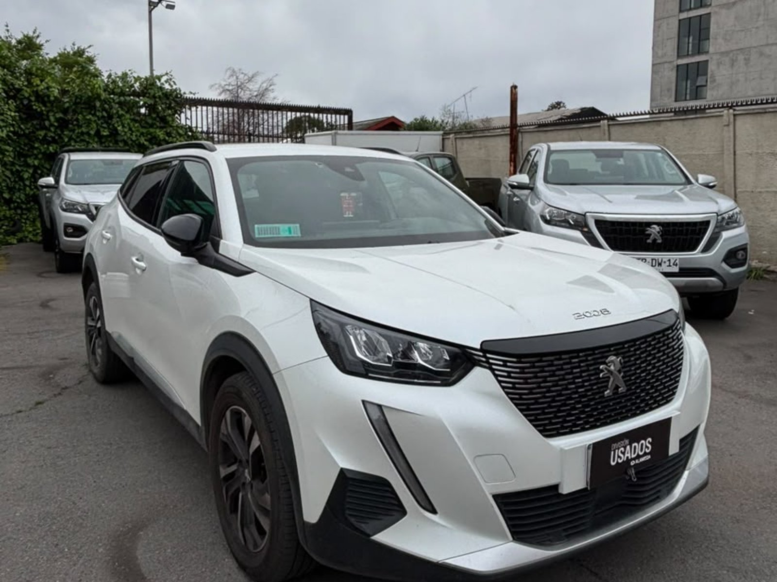 Peugeot 2008 PURETECH 130 EAT8 1.2 AUT 2023 - Foto 2 de 5