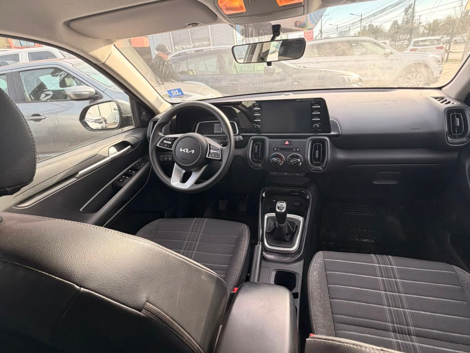 Kia SONET EX 4X2 MT 1.5 2025 - Foto 3 de 4