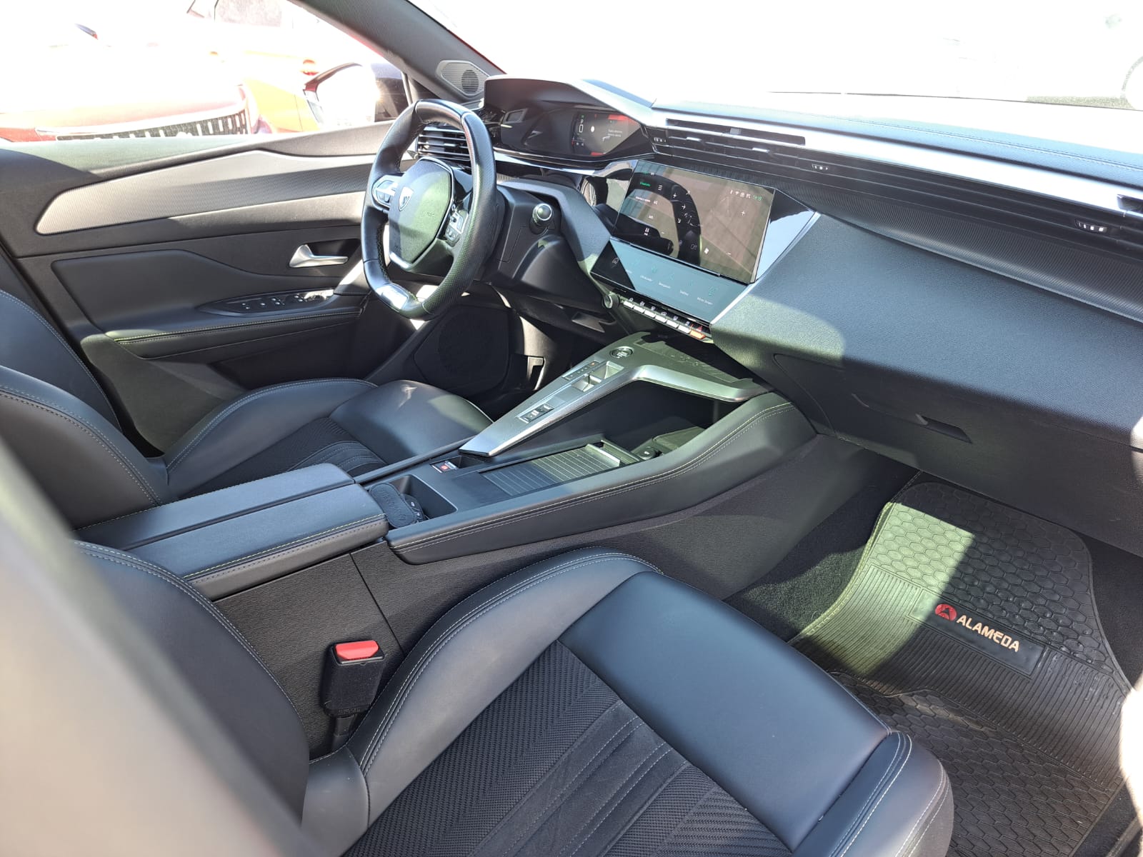 Peugeot 308 PURETECH 1.2 AUT 2023 - Foto 5 de 10