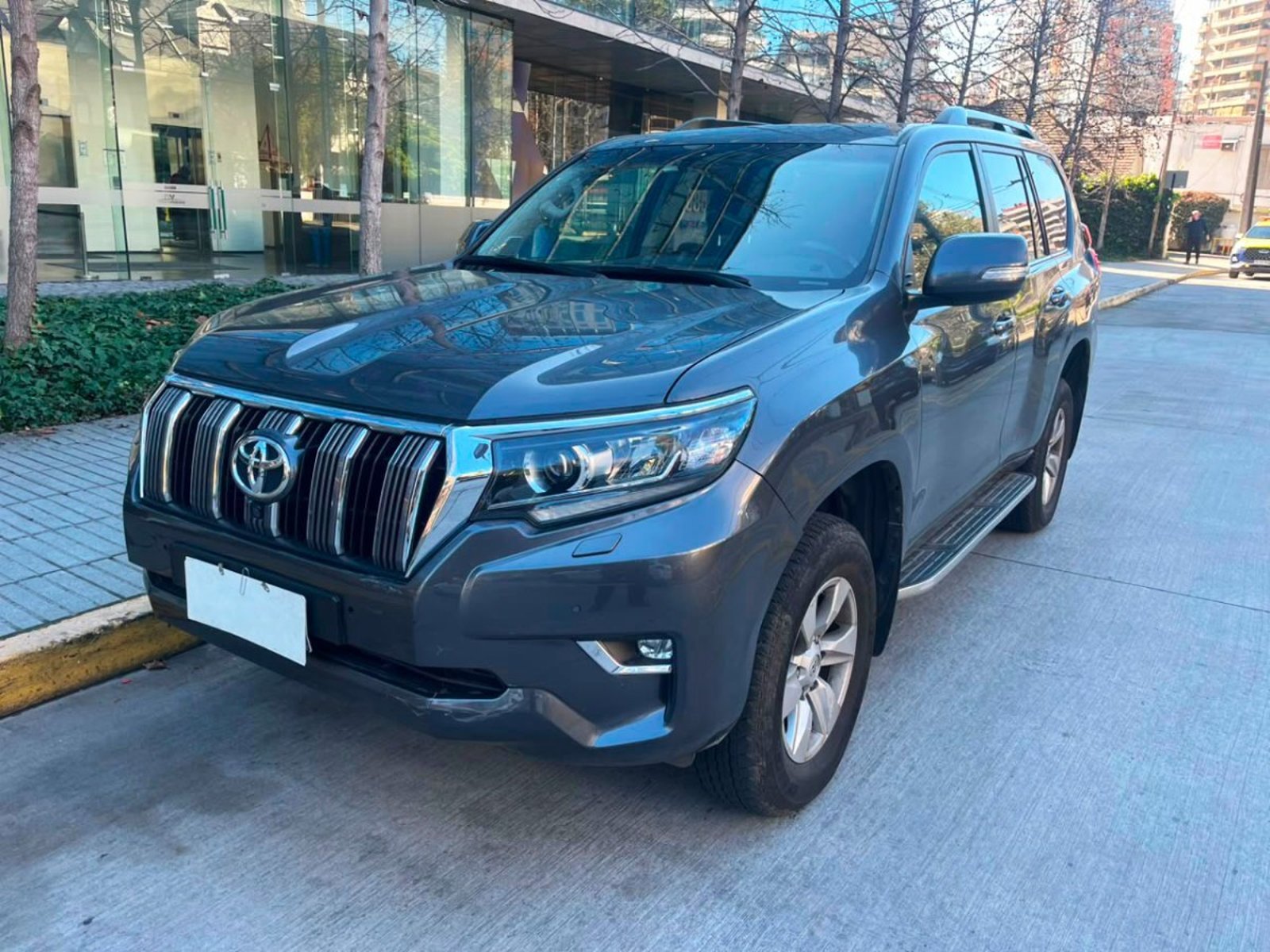 Toyota LAND CRUISER PRADO VX 4.0 2023 - Foto 3 de 10