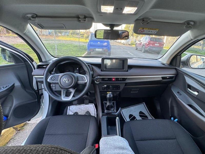 Toyota YARIS SEDAN 1.5 MT 2024 - Imagen 6 de 8