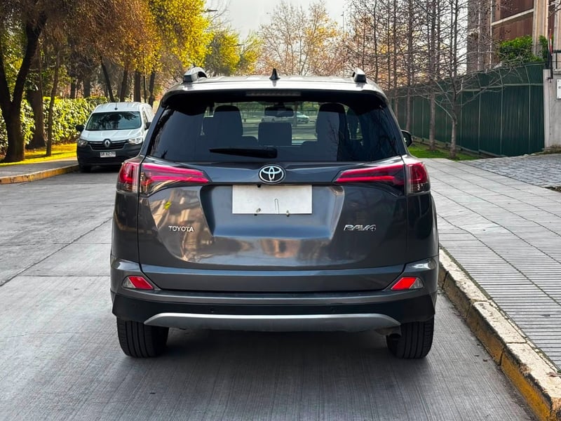 Toyota RAV 4 SUPER LUJO 2.0 AT 2018 - Imagen 4 de 10