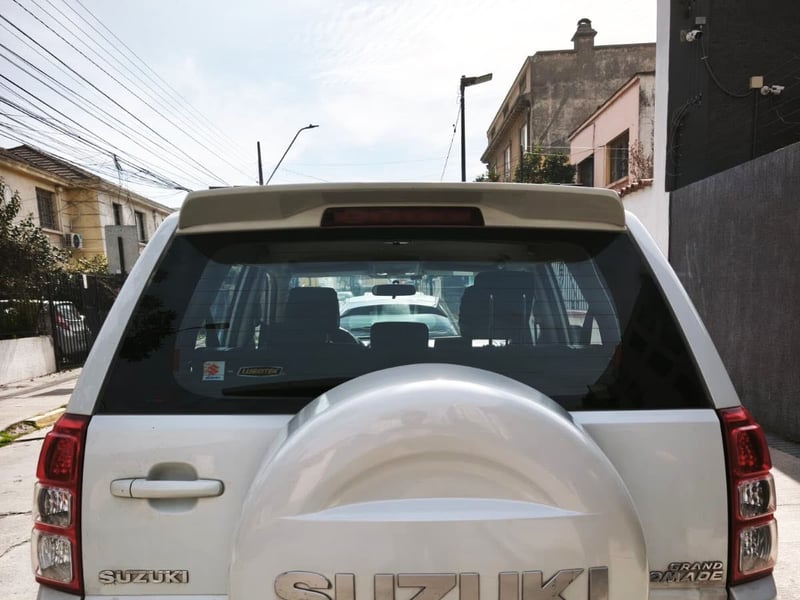 Suzuki GRAND NOMADE GLX 4X4 2.4 AT 2016 - Imagen 7 de 10