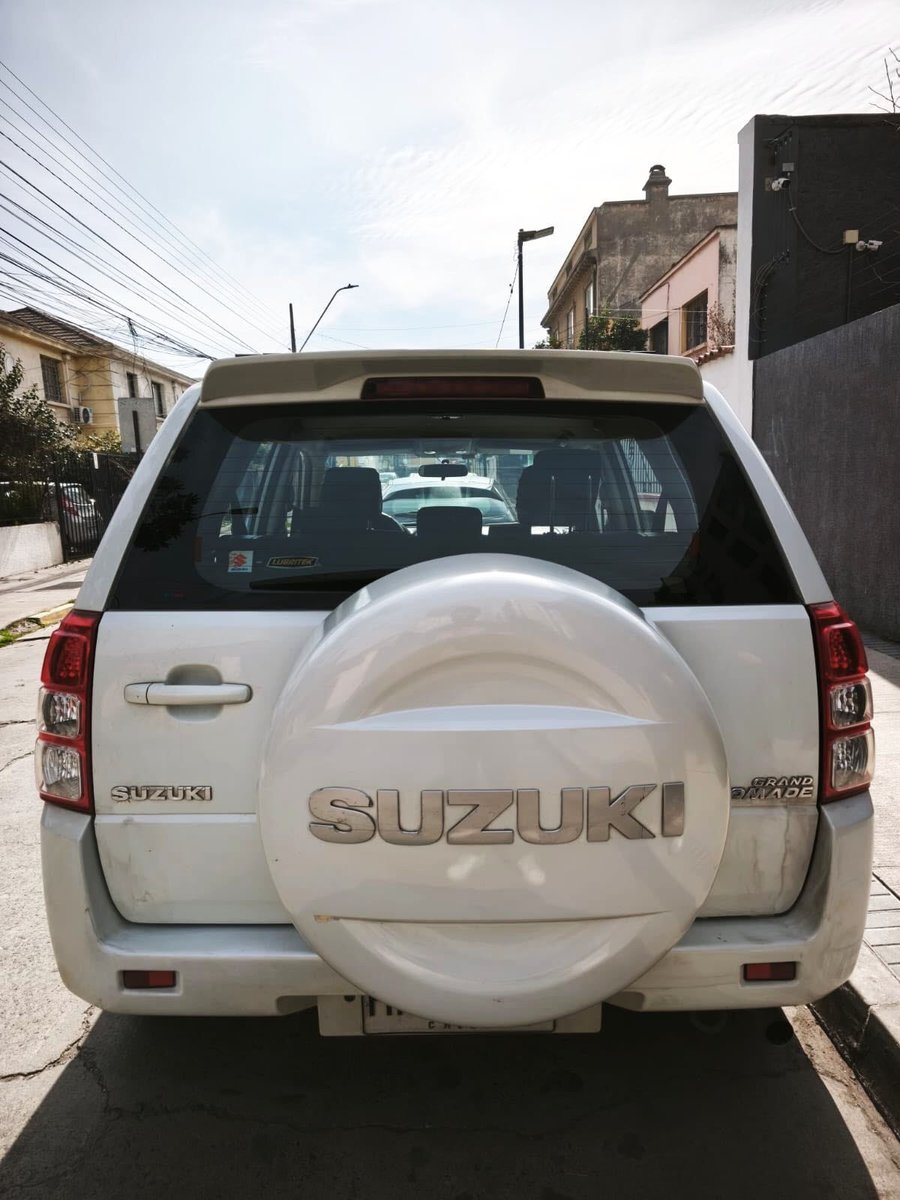 Suzuki GRAND NOMADE GLX 4X4 2.4 AT 2016 - Imagen 7 de 10