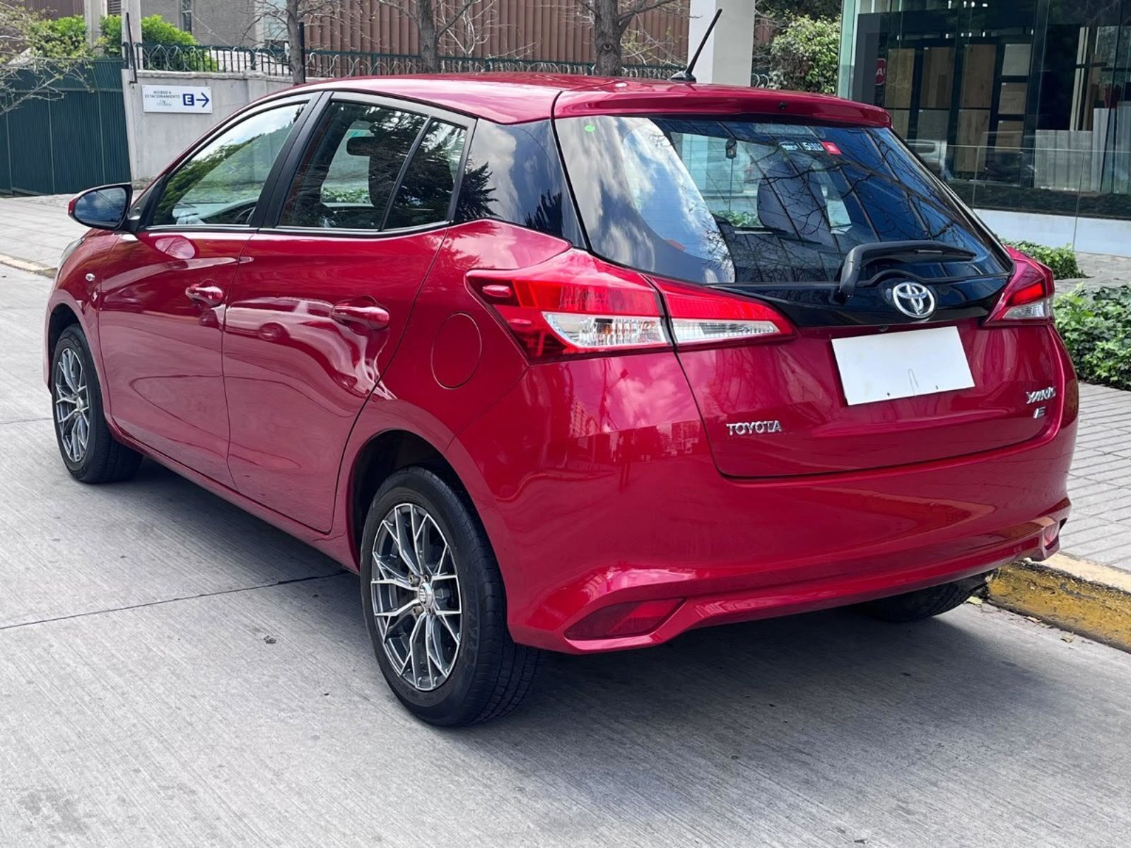 Toyota YARIS XLI 1.5 MT 2022 - Imagen 4 de 10