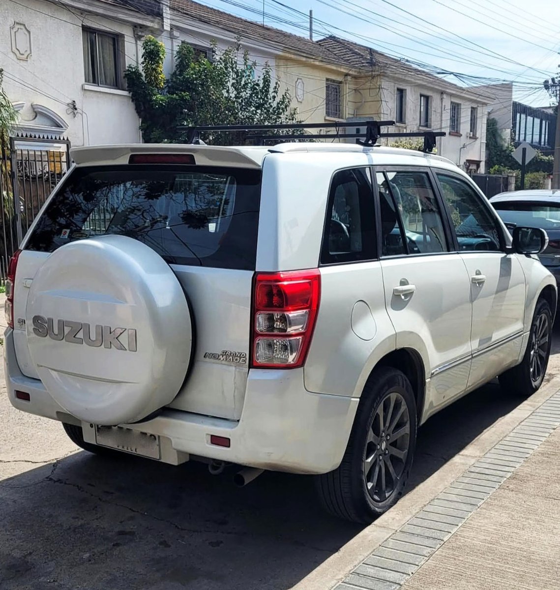 Suzuki GRAND NOMADE GLX 4X4 2.4 AT 2016 - Imagen 5 de 10