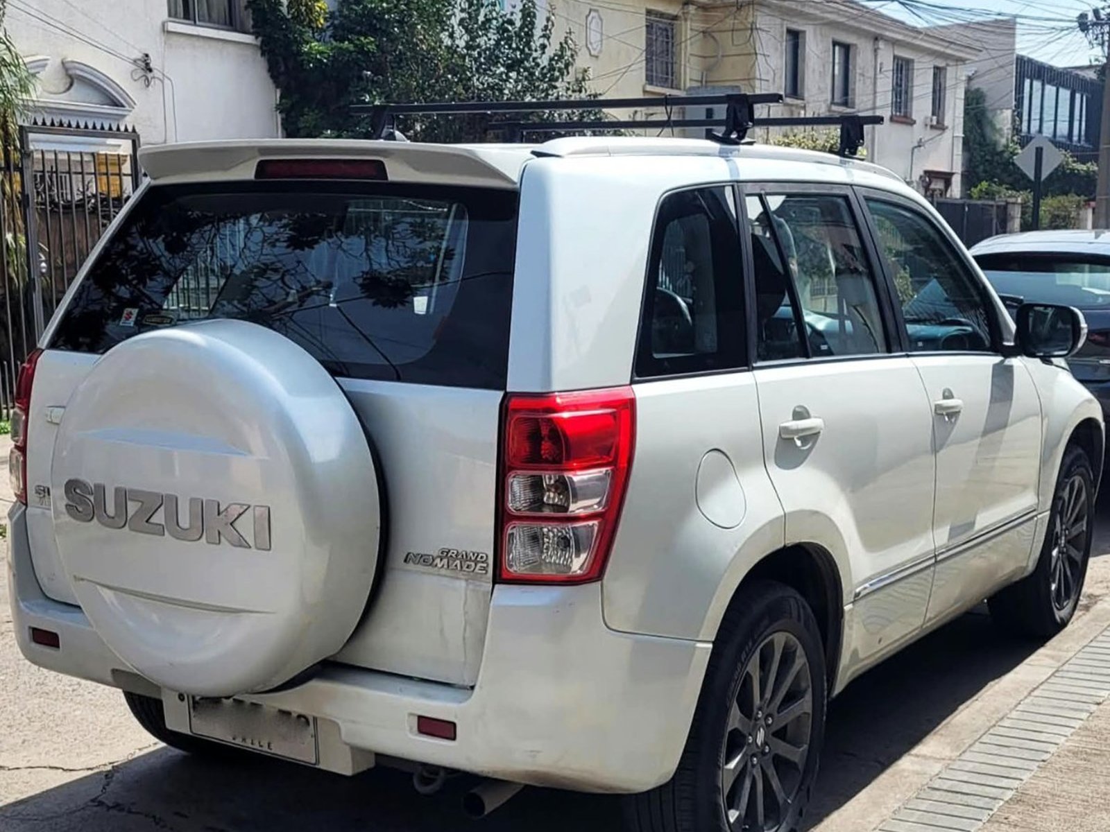 Suzuki GRAND NOMADE GLX 4X4 2.4 AT 2016 - Foto 5 de 10