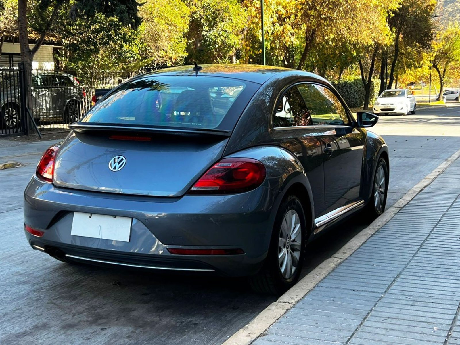 Volkswagen BEETLE COUPE 1.4 DSG 2020 - Imagen 4 de 10