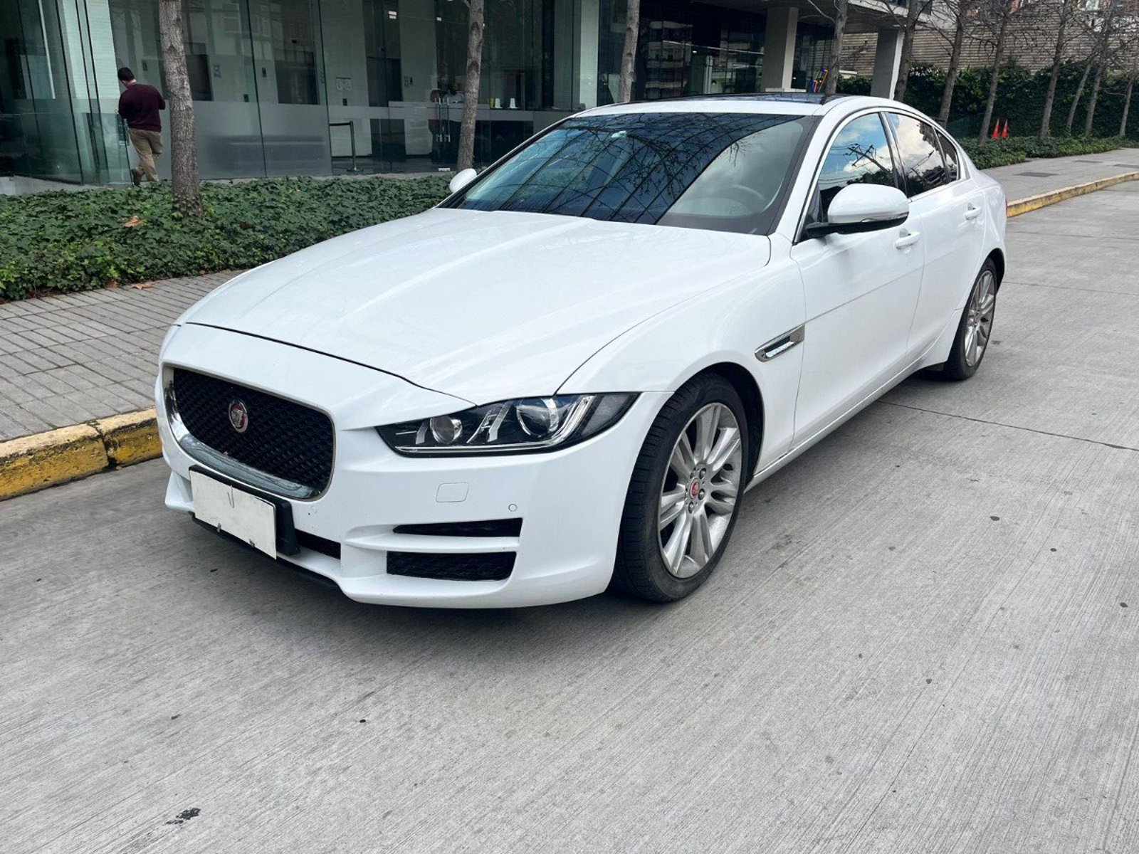 Jaguar XE PRESTIGE 2.0 DIESEL 2019 - Foto 2 de 10