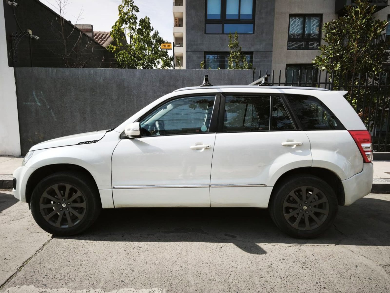 Suzuki GRAND NOMADE GLX 4X4 2.4 AT 2016 - Imagen 8 de 10