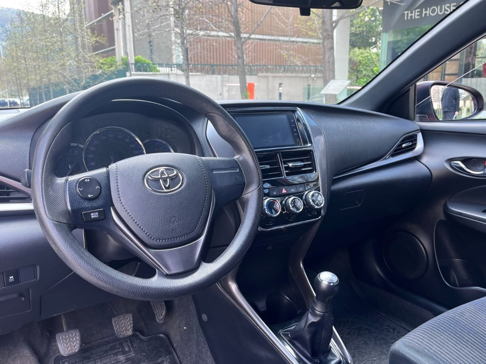 Toyota YARIS XLI 1.5 MT 2022 - Imagen 9 de 10