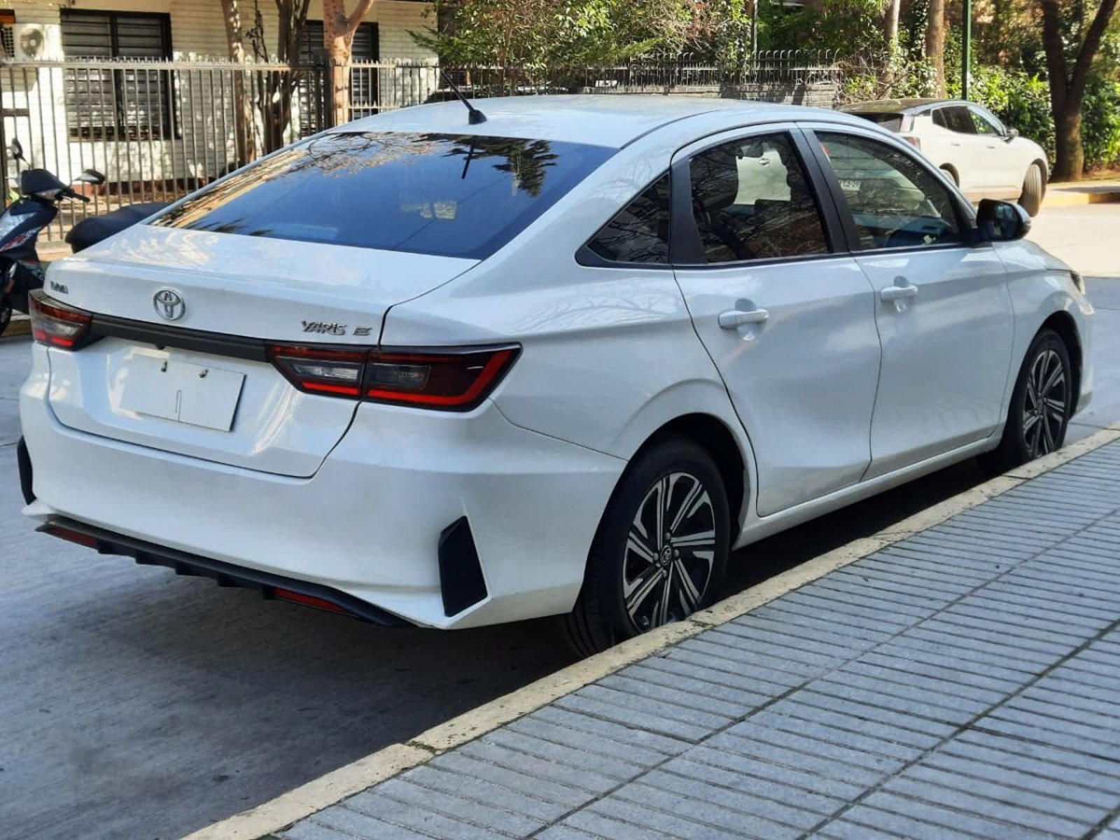 Toyota YARIS SEDAN MT 1.5 2024 - Imagen 6 de 9