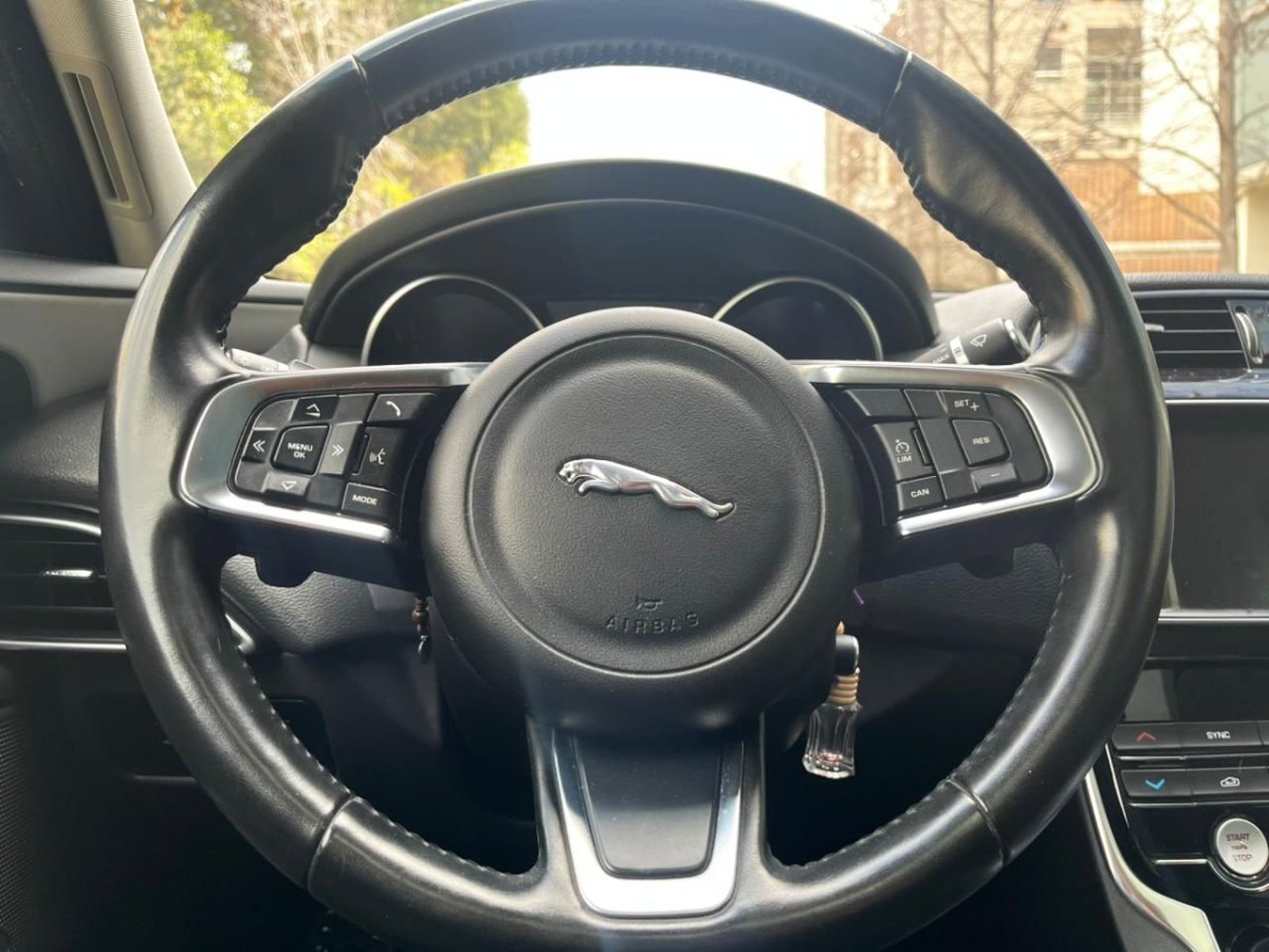 Jaguar XE PRESTIGE 2.0 DIESEL 2019 - Imagen 9 de 10