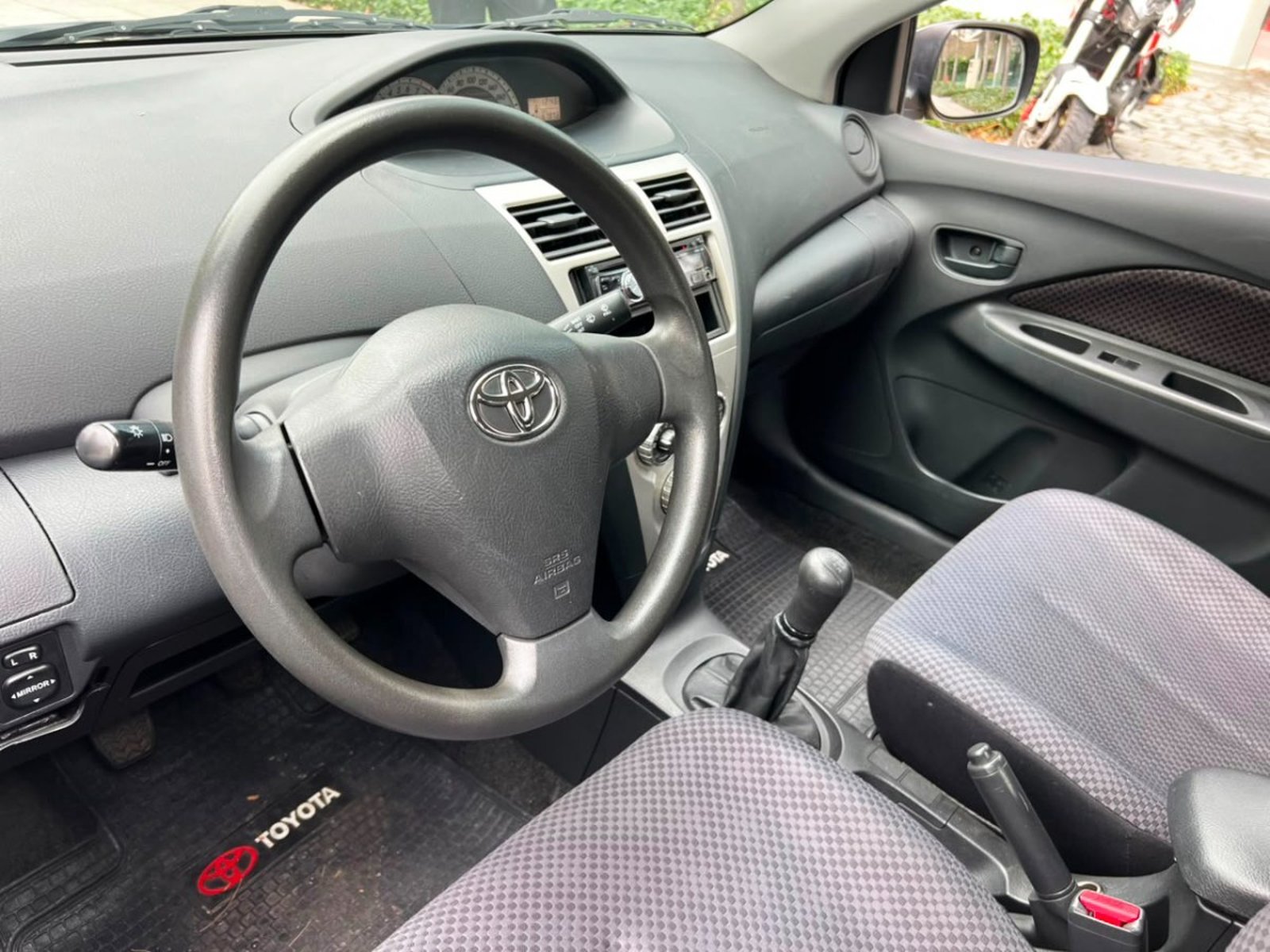 Toyota YARIS GLI MT 1.5 2007 - Imagen 9 de 10