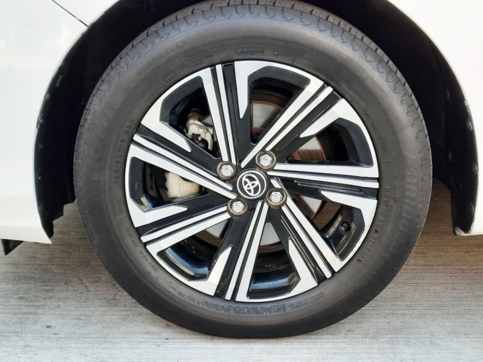 Toyota YARIS SEDAN MT 1.5 2024 - Imagen 7 de 9
