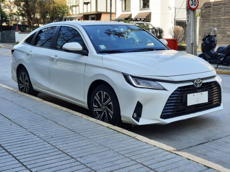 Toyota YARIS SEDAN MT 1.5 2024 - Imagen 3 de 10