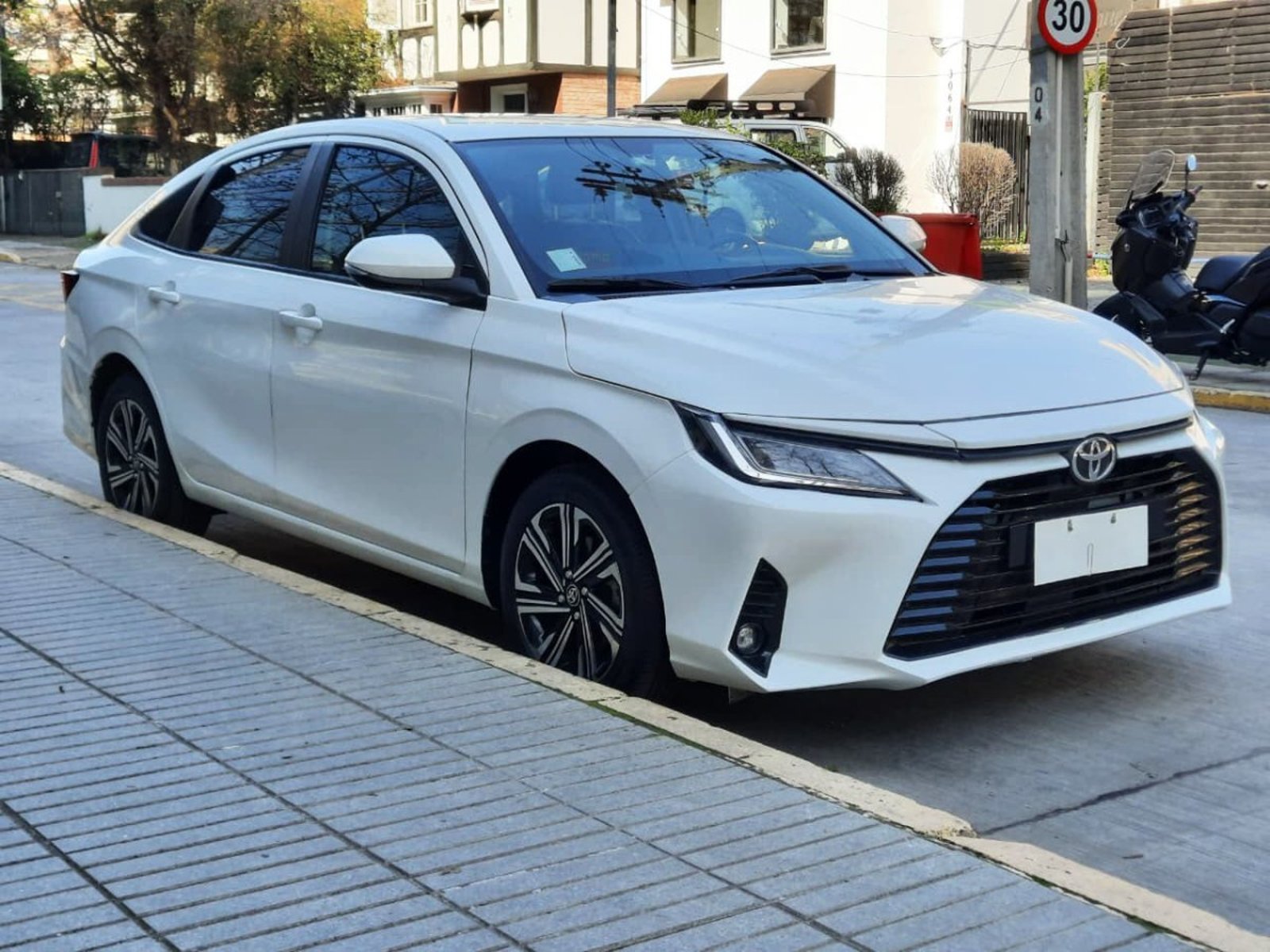 Toyota YARIS SEDAN MT 1.5 2024 - Imagen 3 de 9