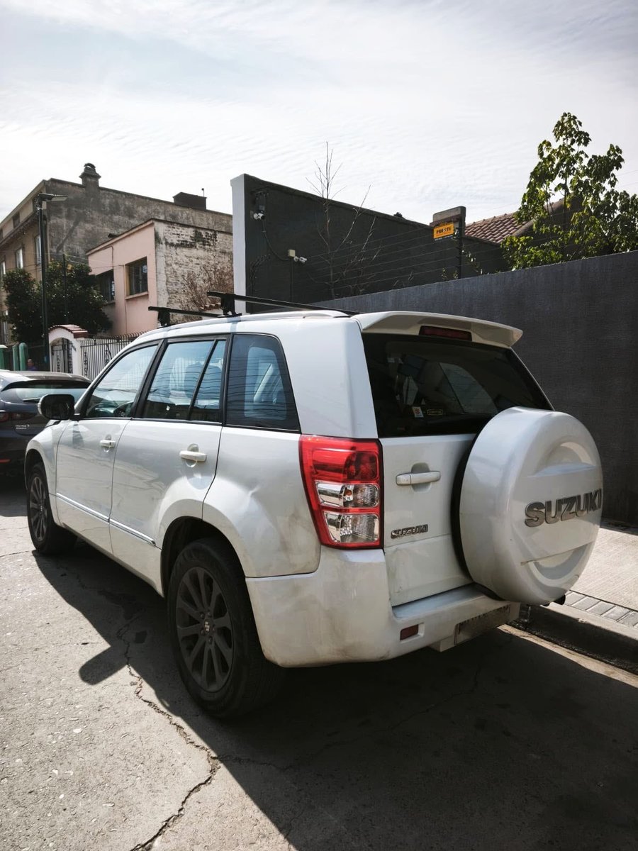 Suzuki GRAND NOMADE GLX 4X4 2.4 AT 2016 - Imagen 6 de 10