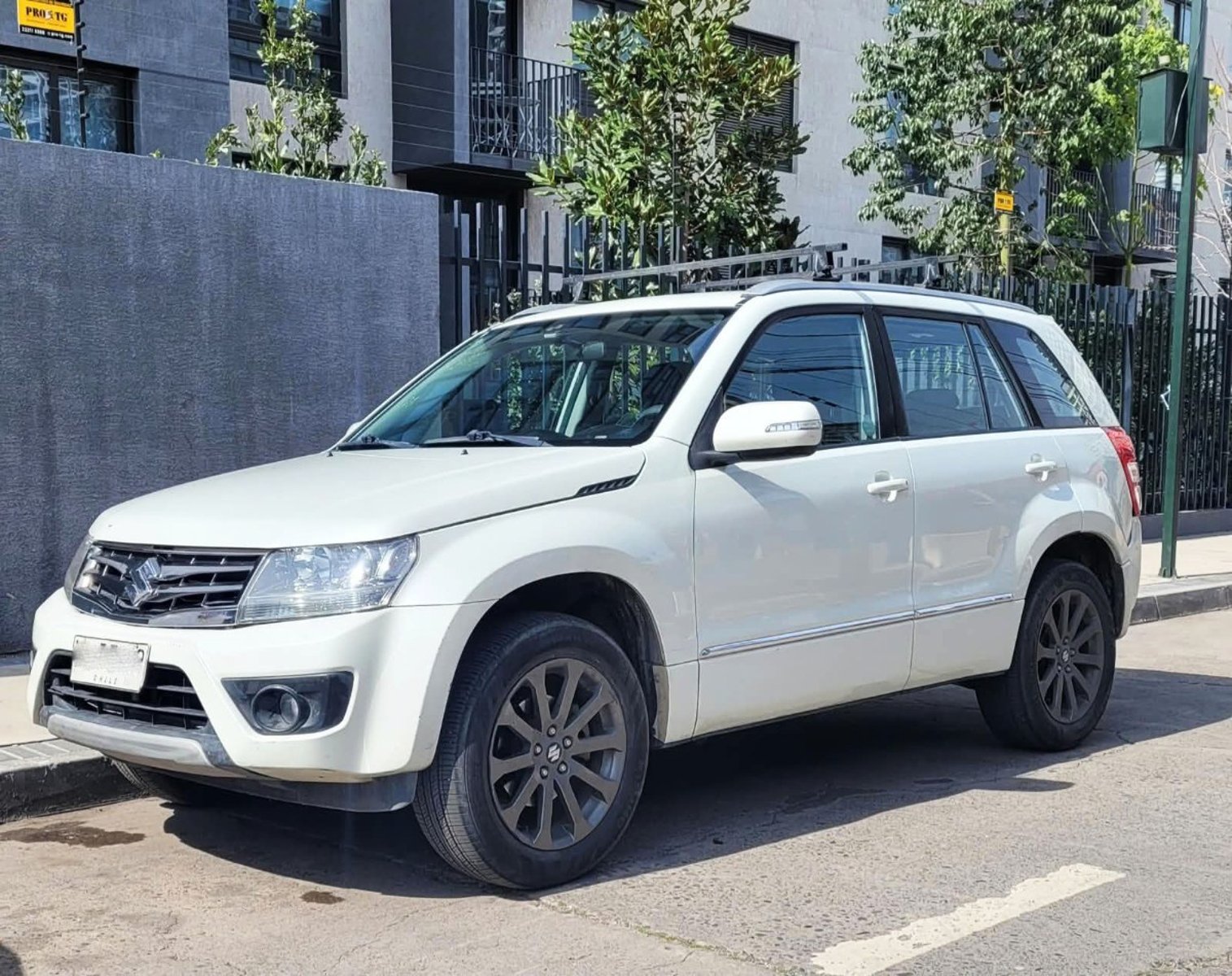 Suzuki GRAND NOMADE GLX 4X4 2.4 AT 2016 - Imagen 4 de 10