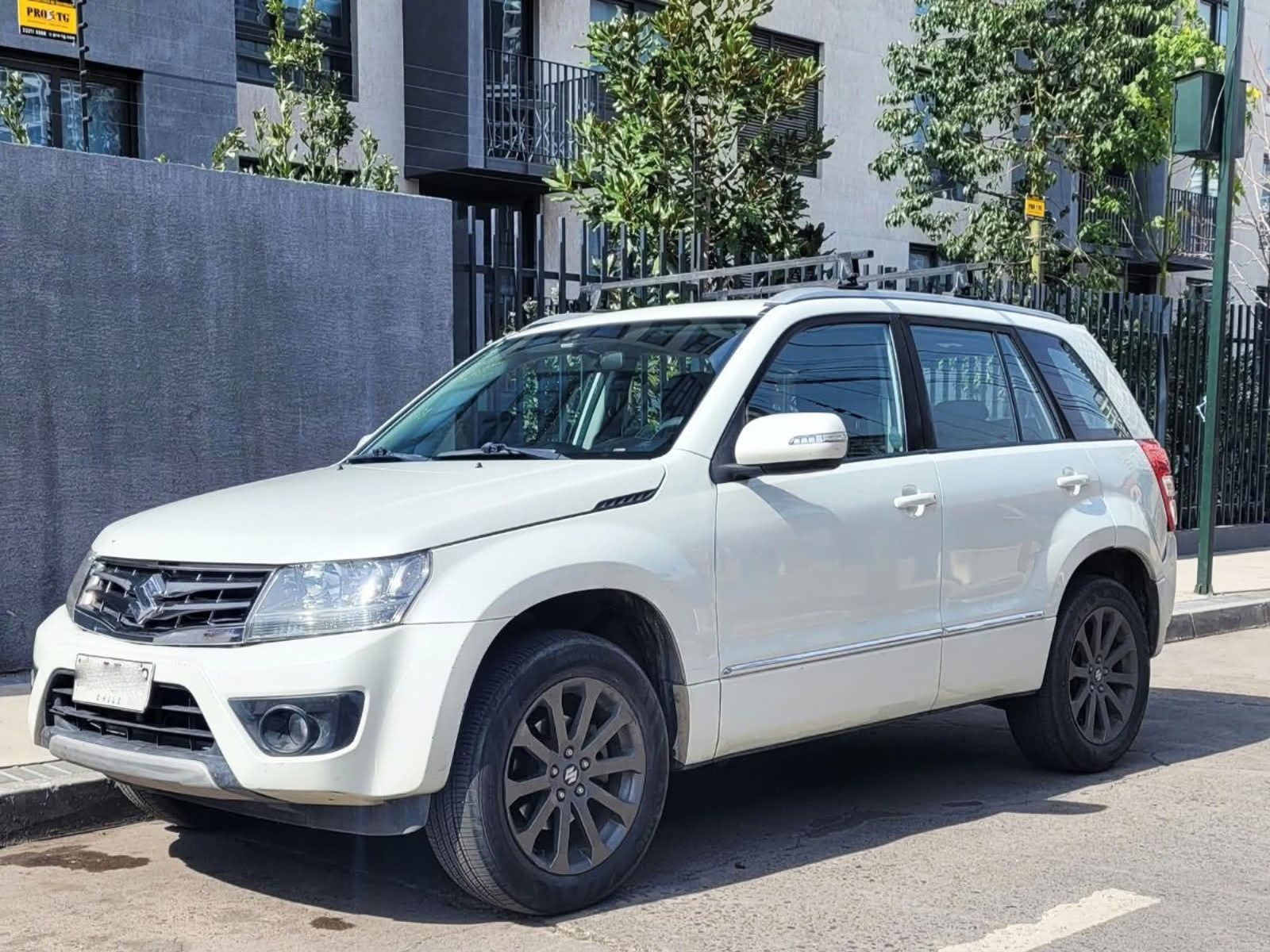 Suzuki GRAND NOMADE GLX 4X4 2.4 AT 2016 - Foto 4 de 10