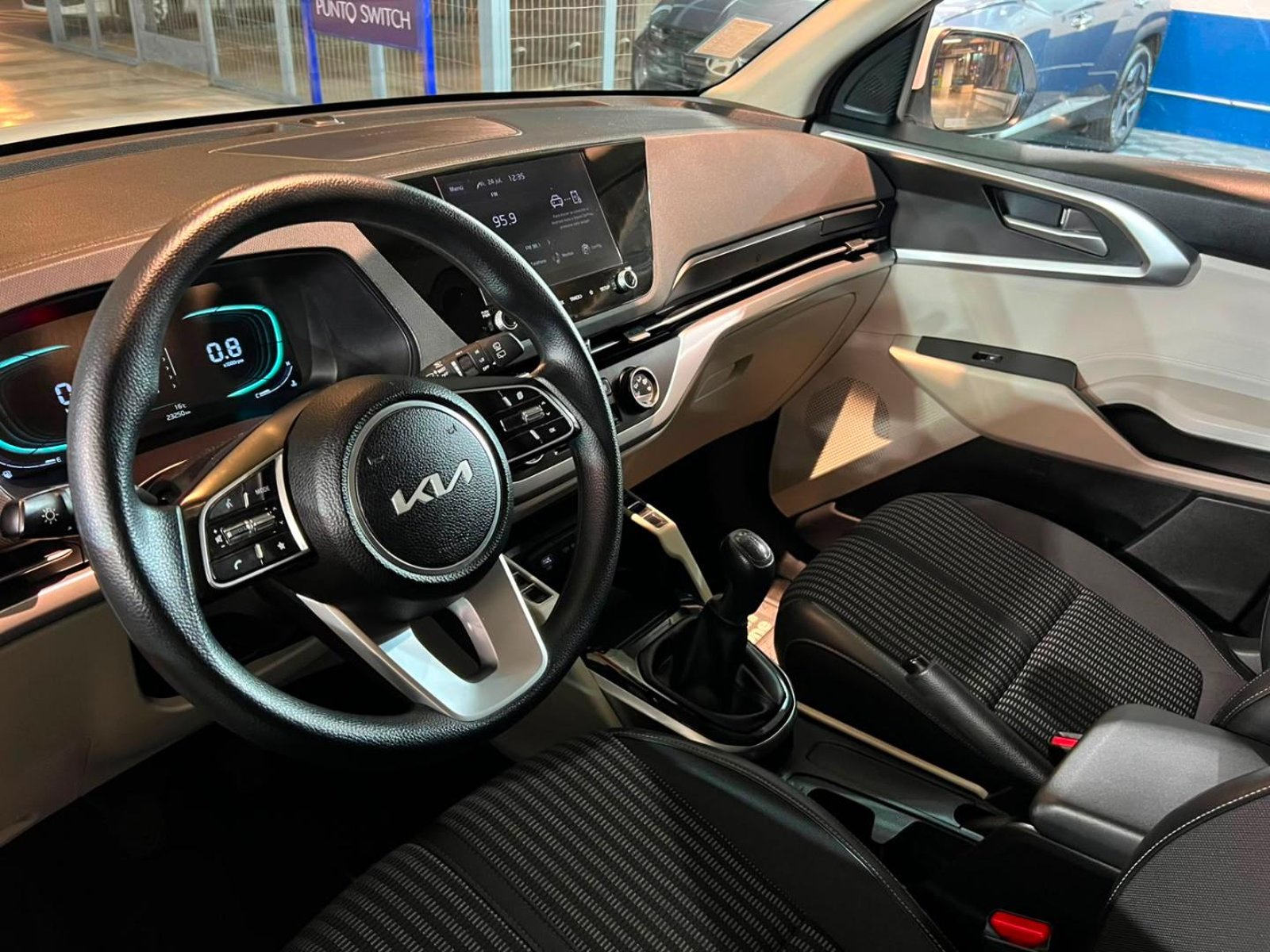 Kia CARENS LX 1.5 MT 2023 - Imagen 8 de 20