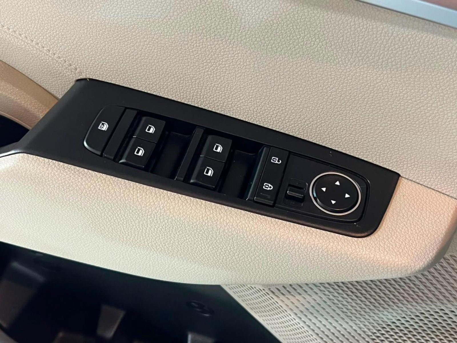Kia CARENS LX 1.5 MT 2023 - Imagen 17 de 20
