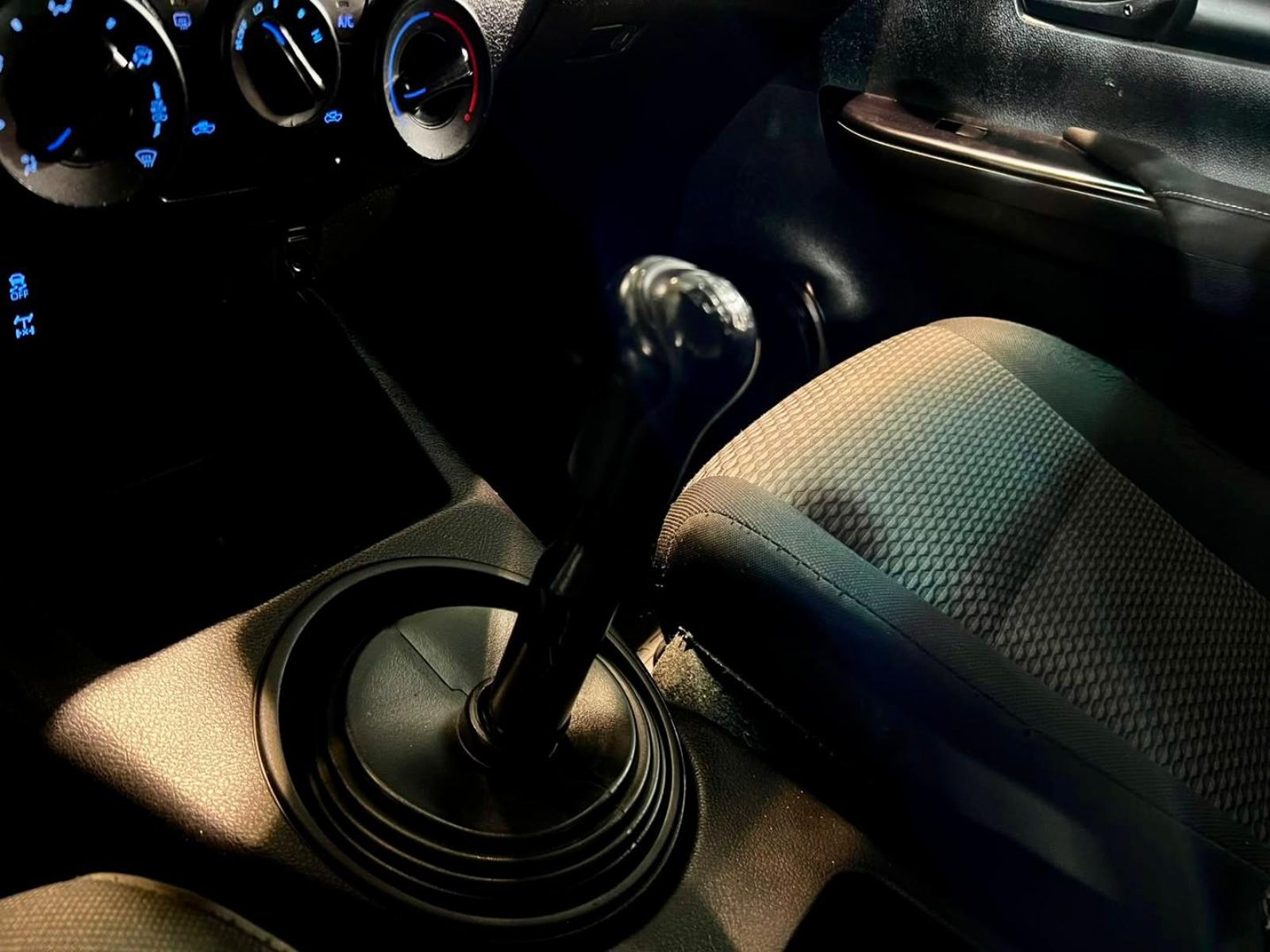 TOYOTA HILUX 2024 - Imagen 16 de 19