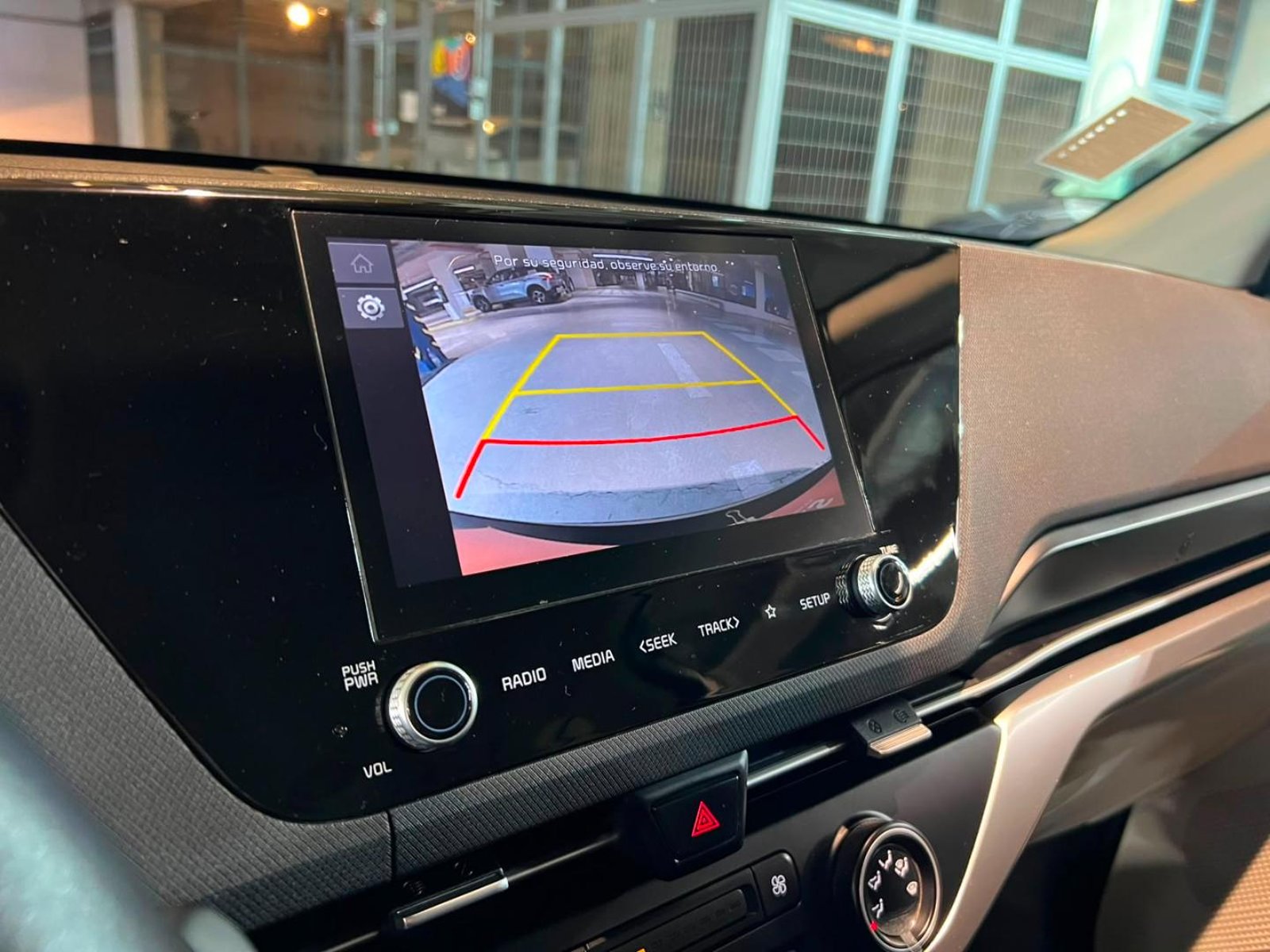 Kia CARENS LX 1.5 MT 2023 - Imagen 13 de 20