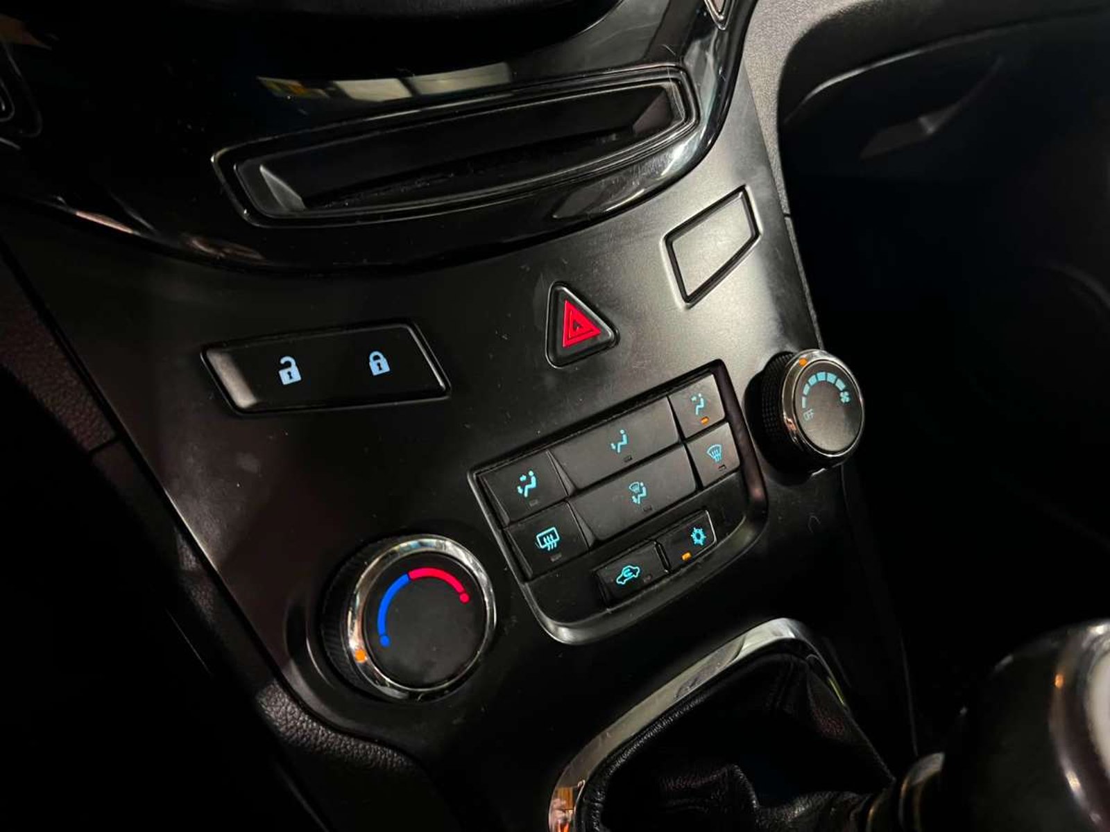 Chevrolet ORLANDO LS 2.0 MT 2014 - Imagen 15 de 19