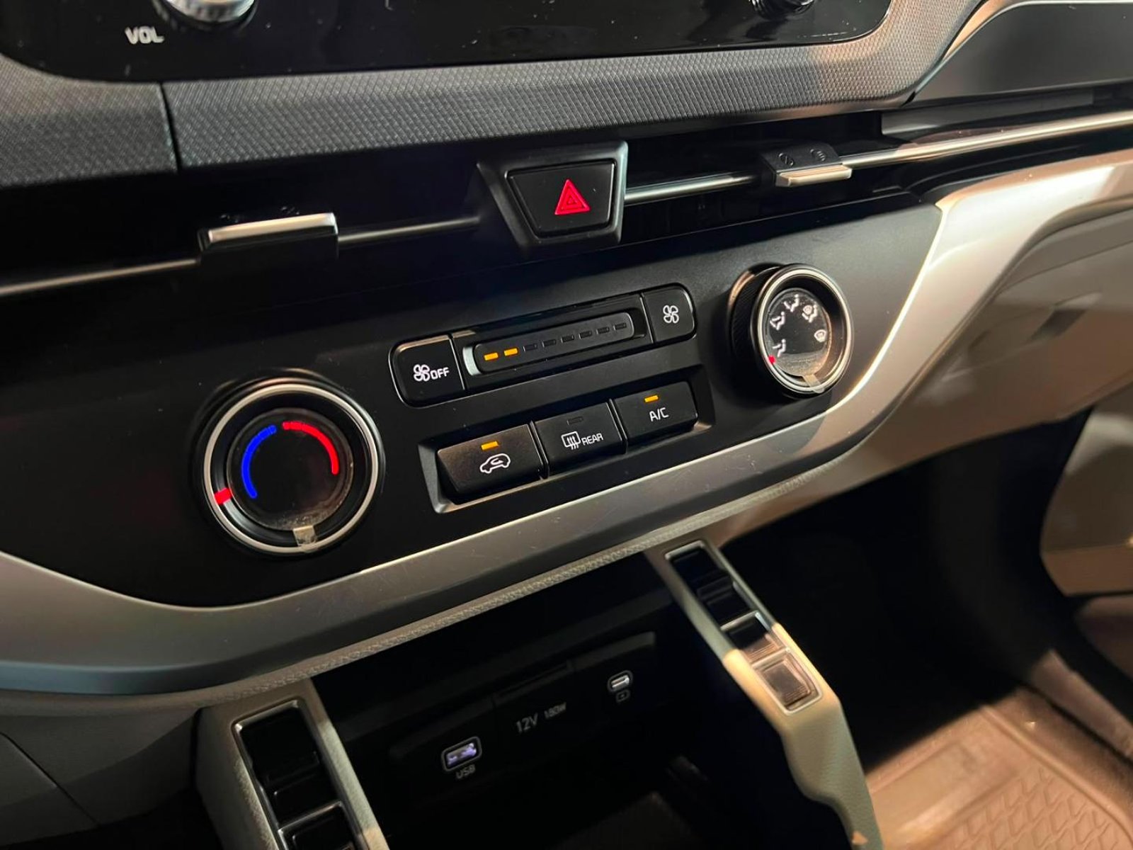 Kia CARENS LX 1.5 MT 2023 - Imagen 15 de 20
