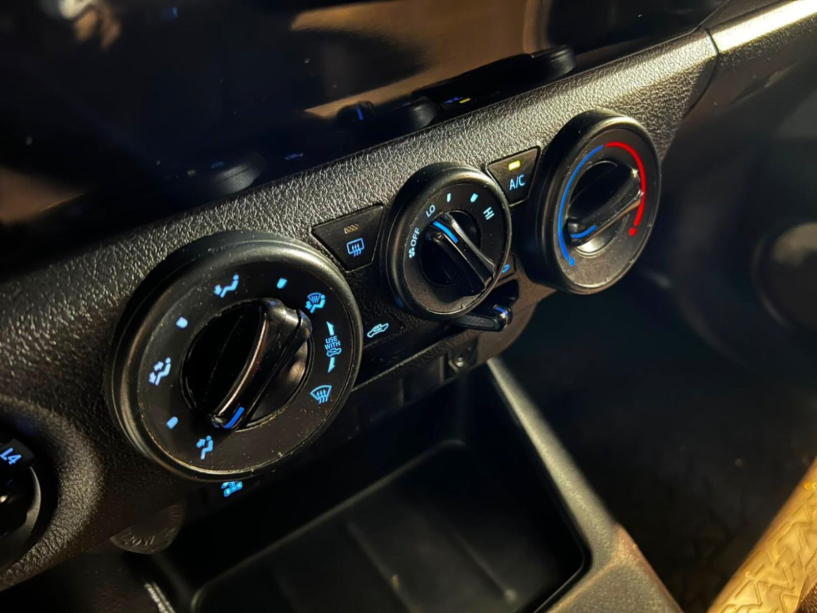 TOYOTA HILUX 2024 - Imagen 14 de 19