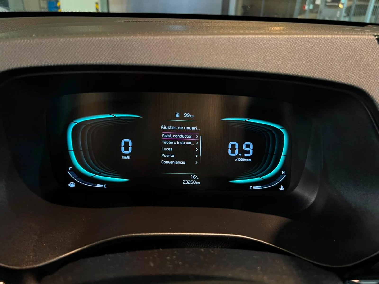 Kia CARENS LX 1.5 MT 2023 - Imagen 11 de 20