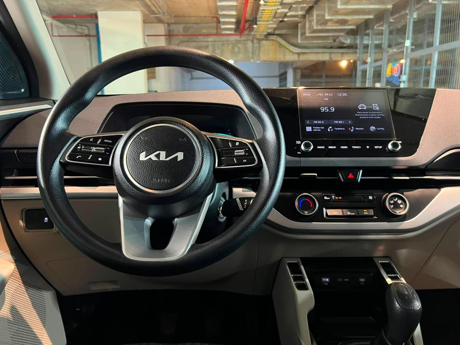 Kia CARENS LX 1.5 MT 2023 - Imagen 9 de 20
