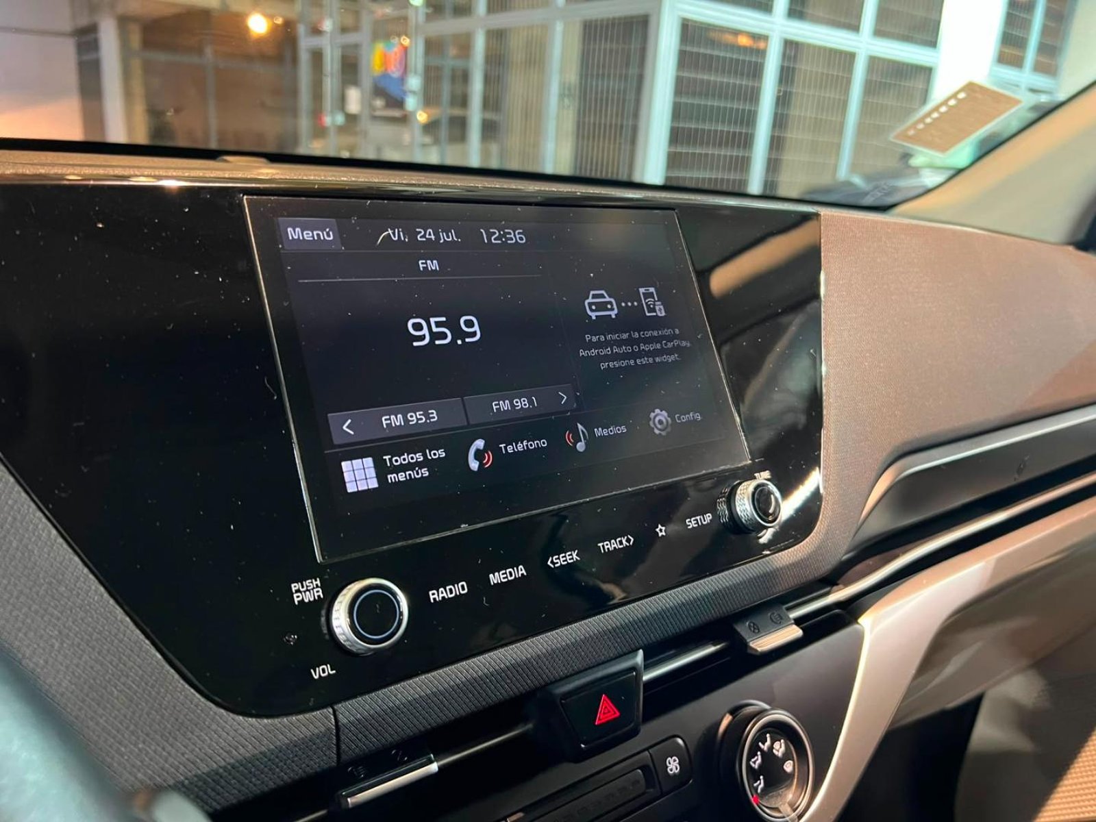 Kia CARENS LX 1.5 MT 2023 - Imagen 14 de 20