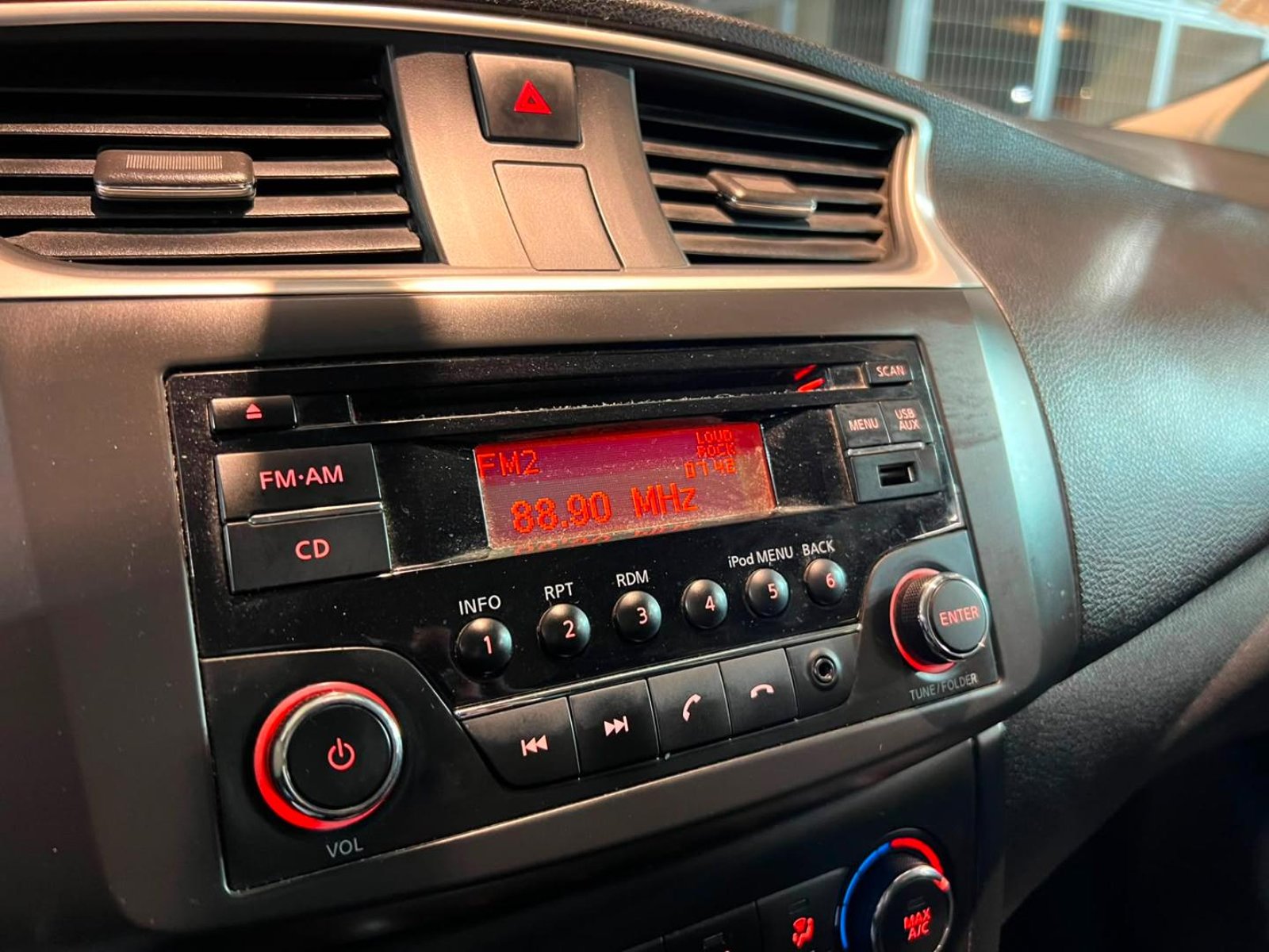 Nissan SENTRA SENSE 1.8 MT 2019 - Imagen 14 de 19