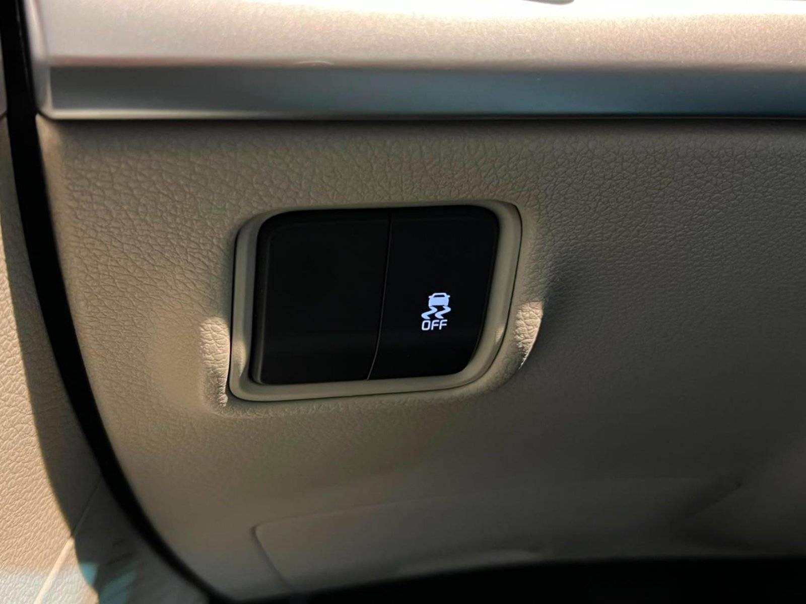 Kia CARENS LX 1.5 MT 2023 - Imagen 12 de 20