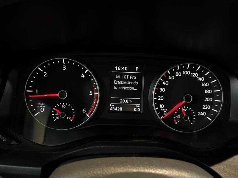 Volkswagen AMAROK HIGHLINE 4X4 2.0 AT 2023 - Imagen 13 de 20