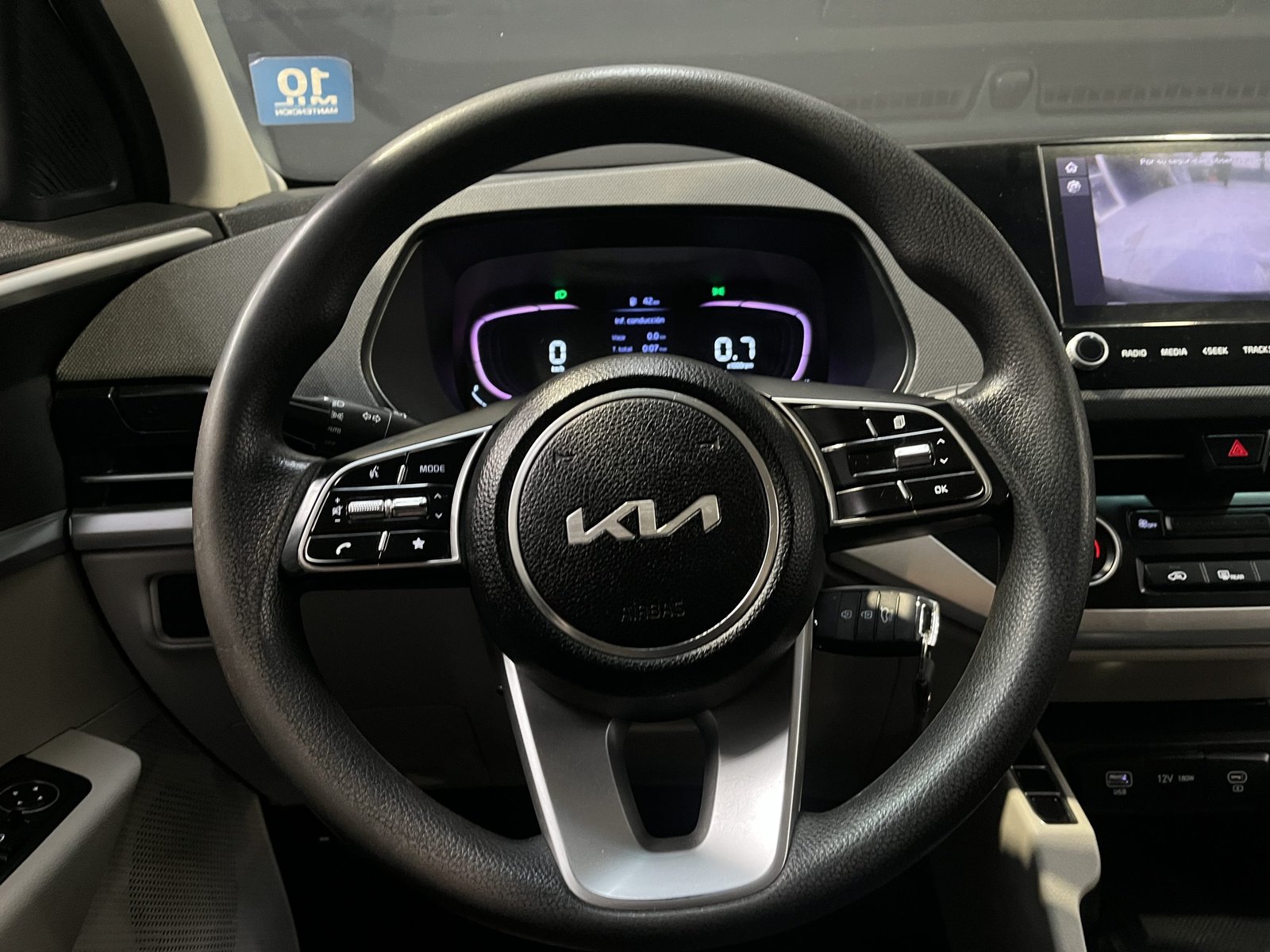 Kia CARENS LX 1.5 MT 2023 - Imagen 13 de 18