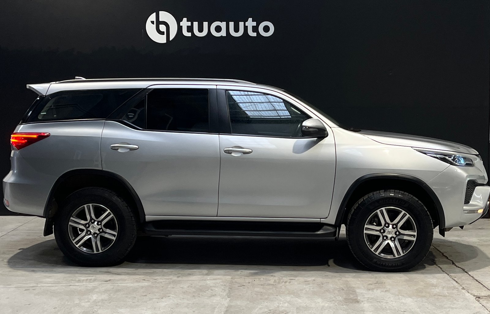 Toyota FORTUNER SR5 4X4 MT 2.8 2022 - Foto 3 de 20