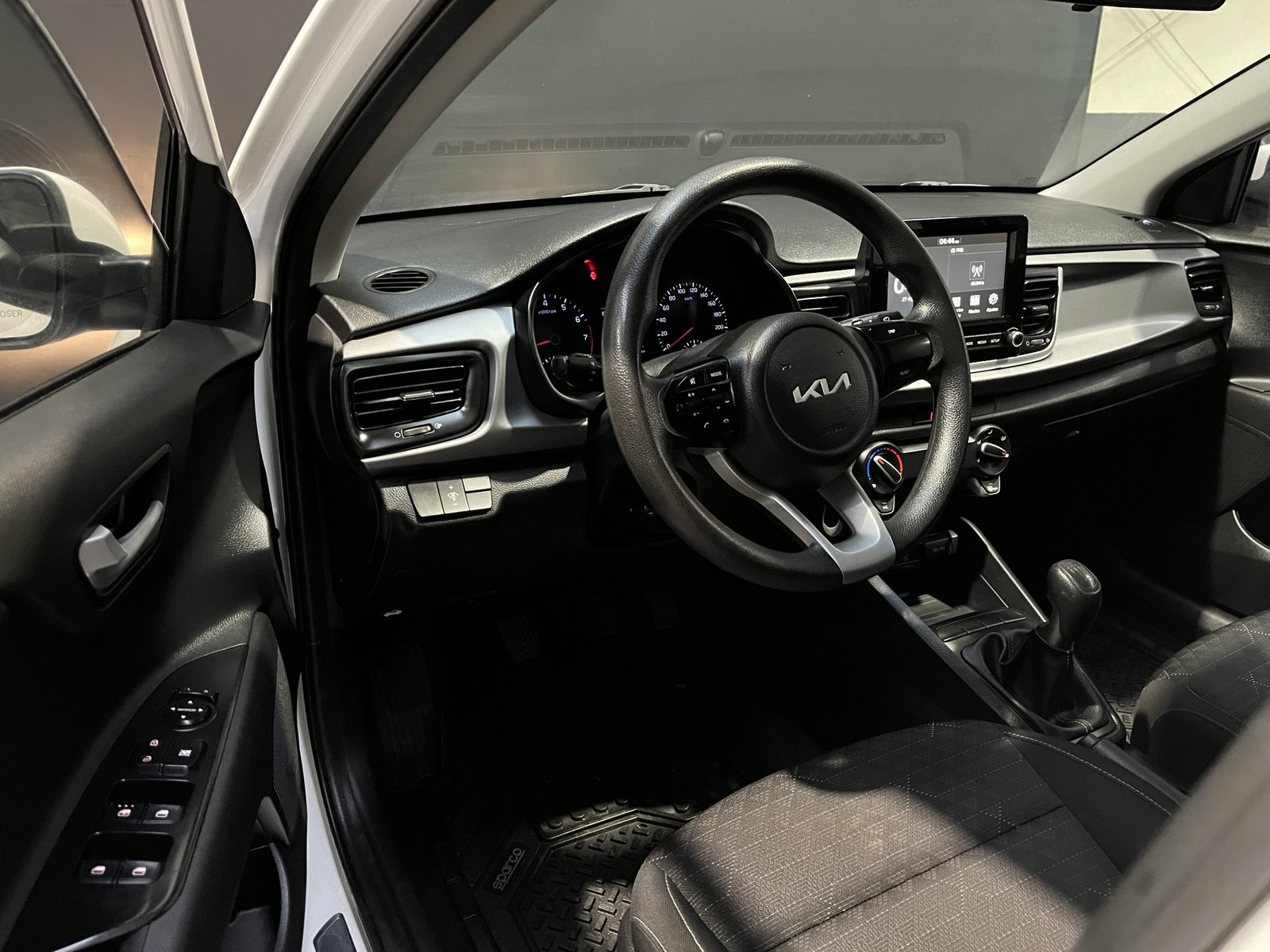 Kia RIO 5 1.4 LX MT 2022 - Imagen 12 de 19