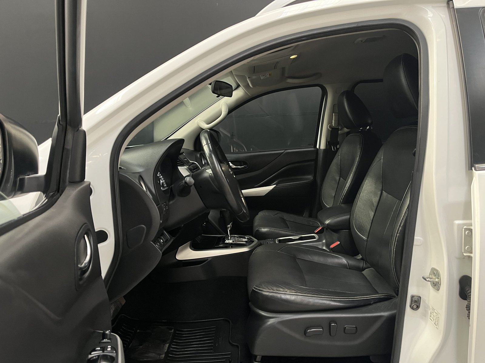 Nissan NP300 DCAB LE 4X4 2.3 AUT 2017 - Imagen 9 de 18